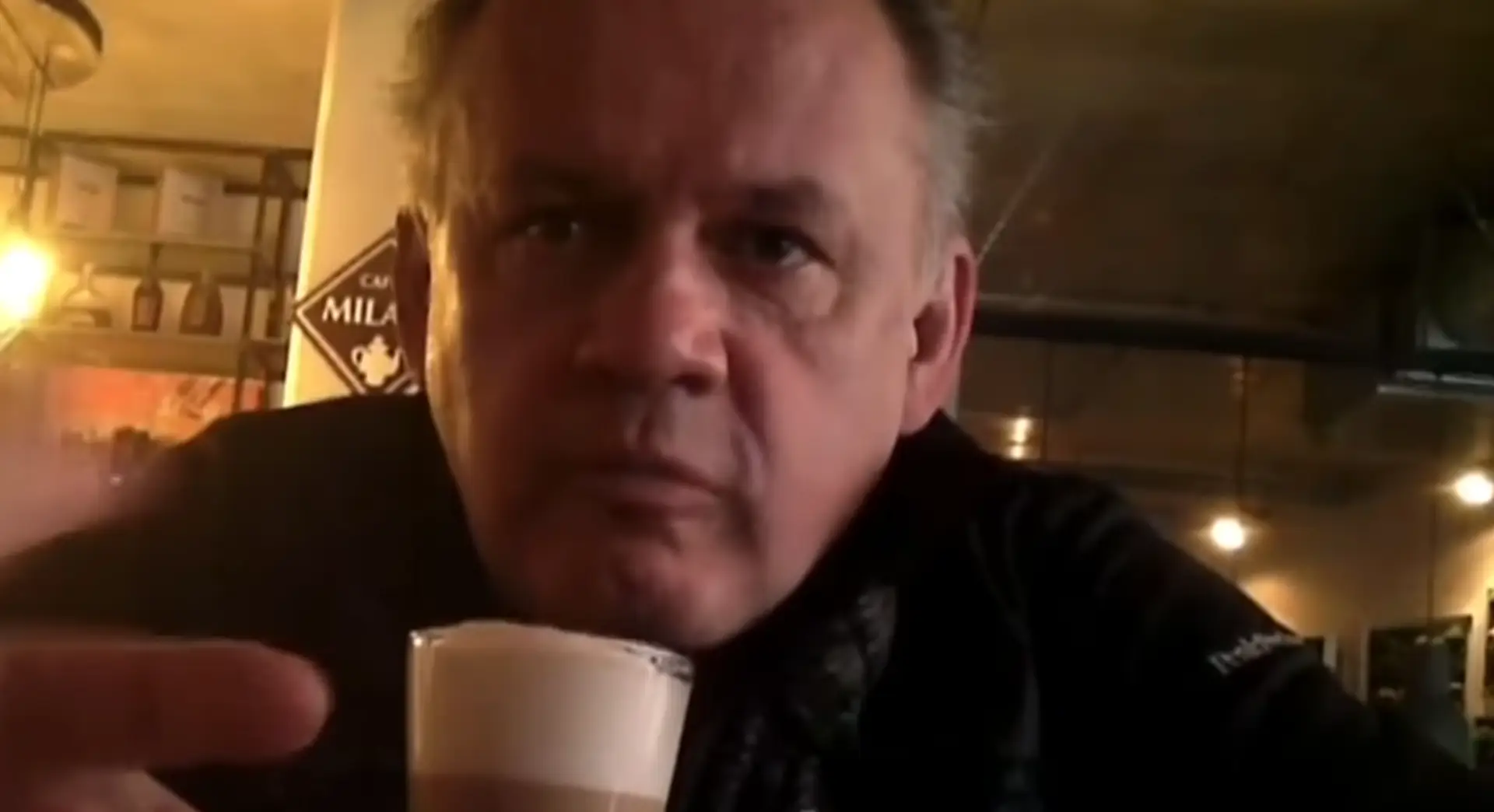 Legenda Ottawy Chris Phillips počas ceremoniálu s vyvesením dresu s jeho číslom pod strop haly.