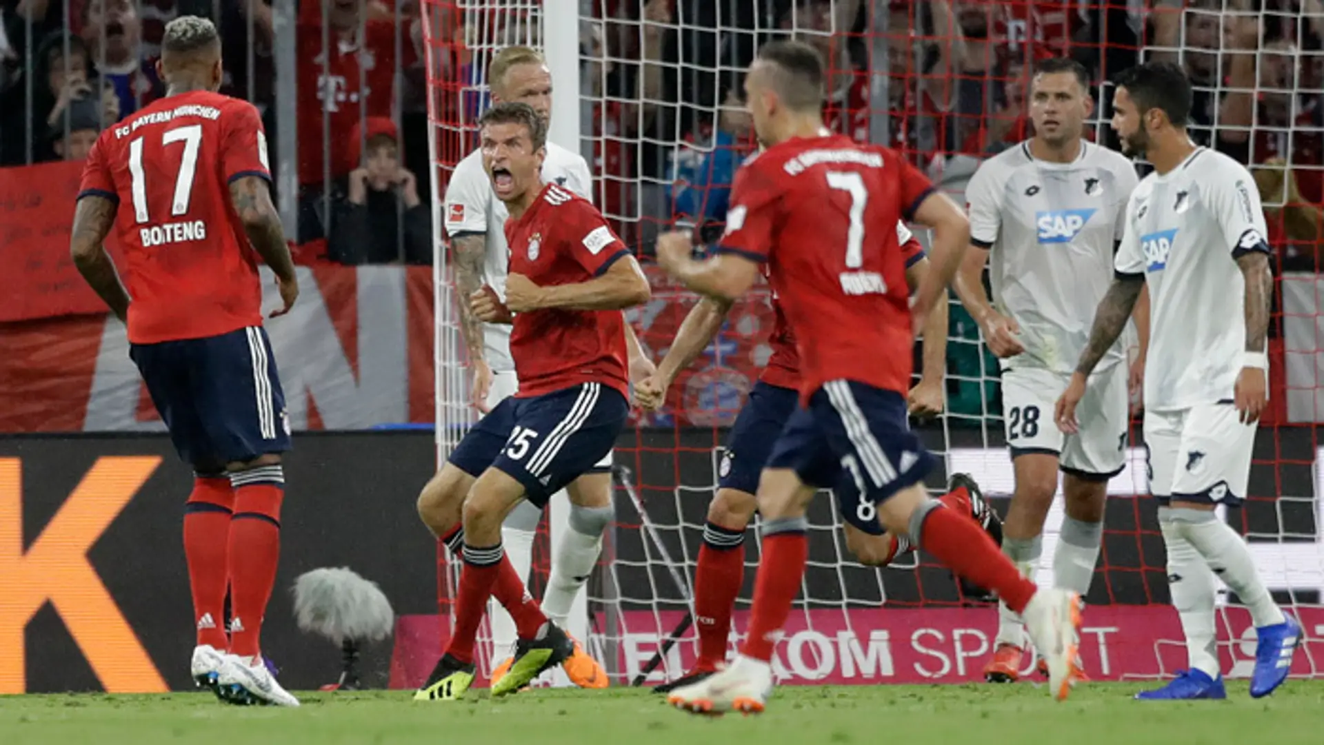 Hráč Bayernu Mníchov Thomas Müller sa teší z gólu do siete tímu TSG 1899 Hoffenheim.