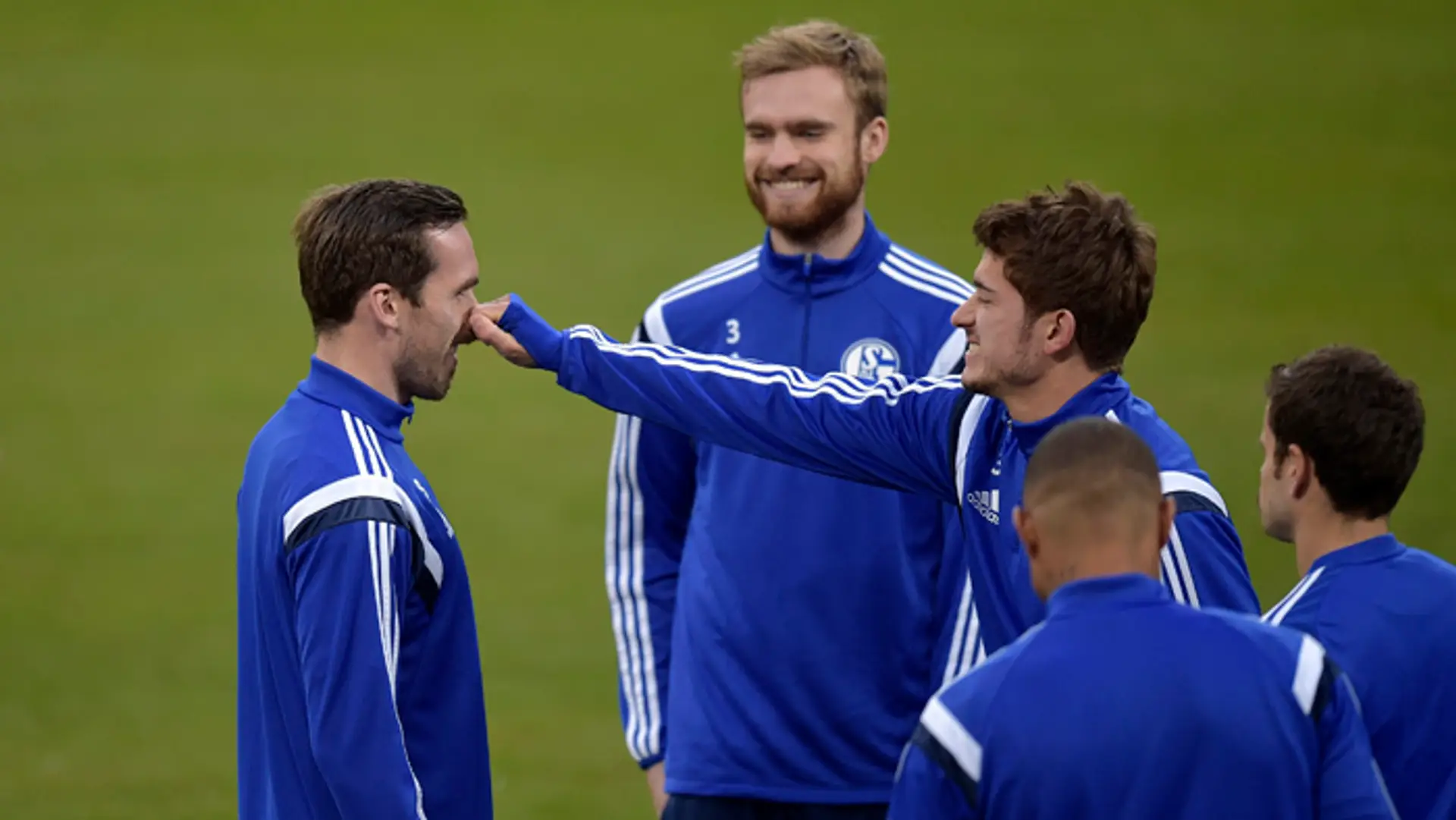Stredopoliar nemeckého mužstva Schalke 04 Roman Neustädter ťahá za nos rakúskeho spoluhráča Christiana Fuchsa. (Archívna snímka.