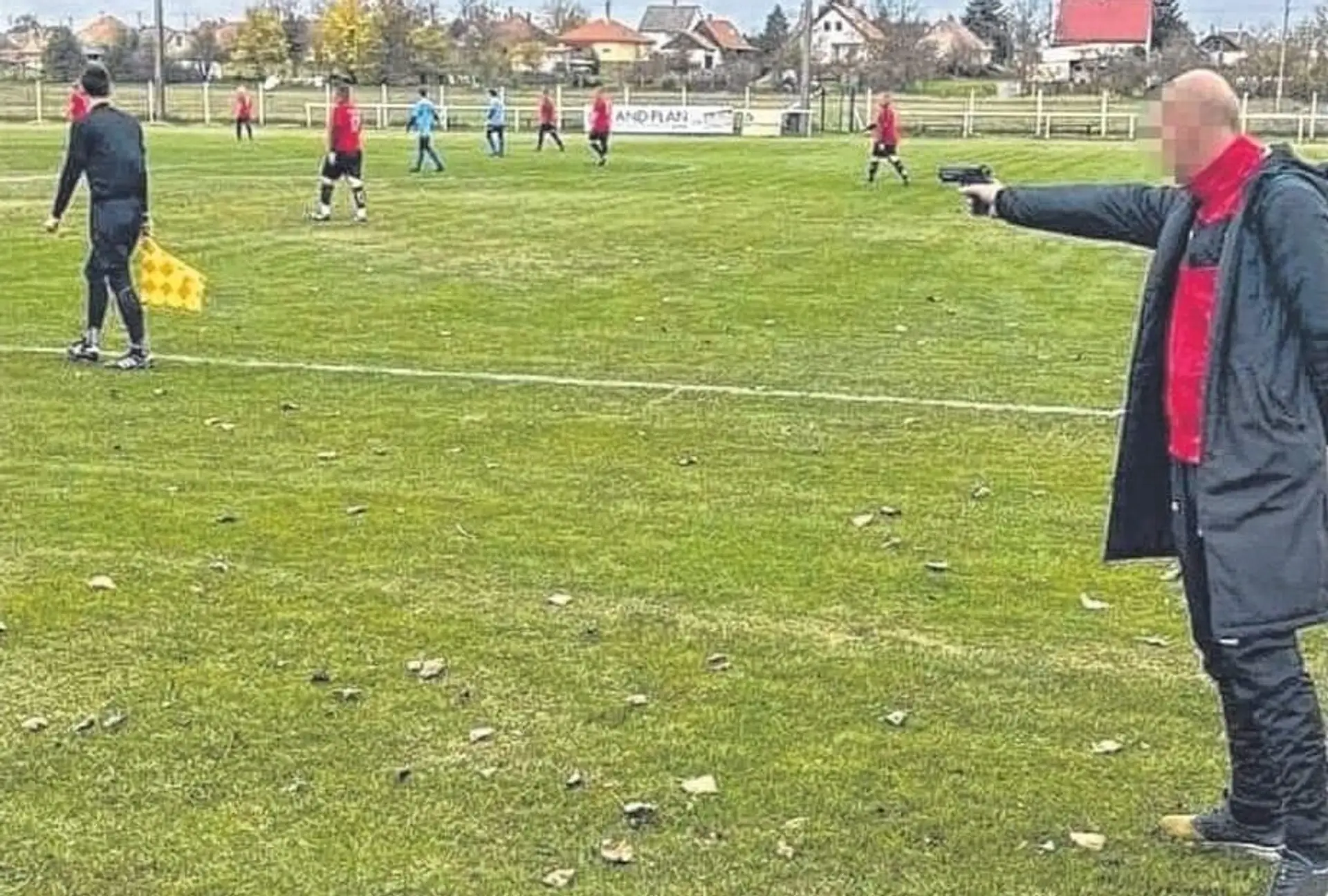 Hráč vytiahol na rozhodcu zbraň.