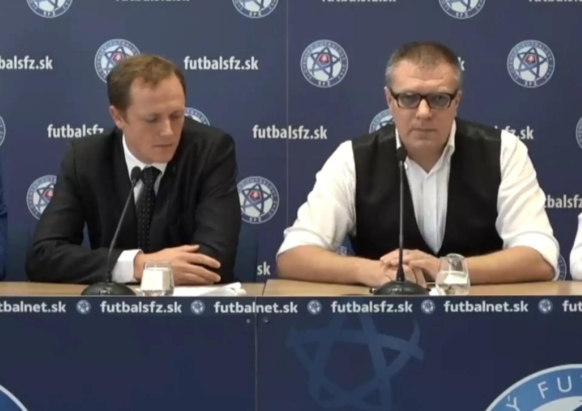 Prezident Slovenského futbalového zväzu Ján Kováčik a manažér integrity futbalu Peter Dedík na tlačovej konferencii.
