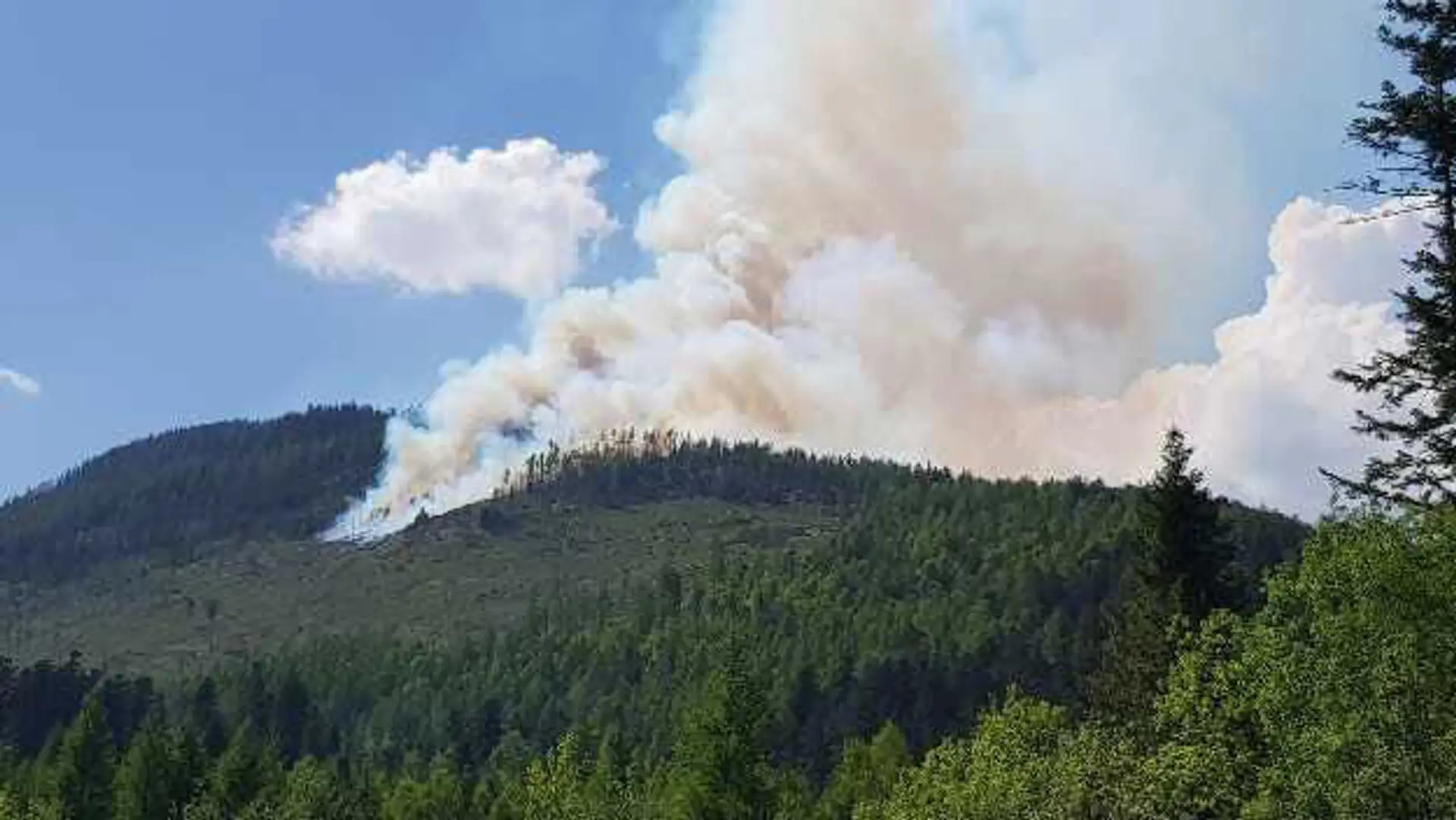 Pohľad na horiaci les v masíve Stežky na rozhraní Vysokých a Belianskych Tatier.