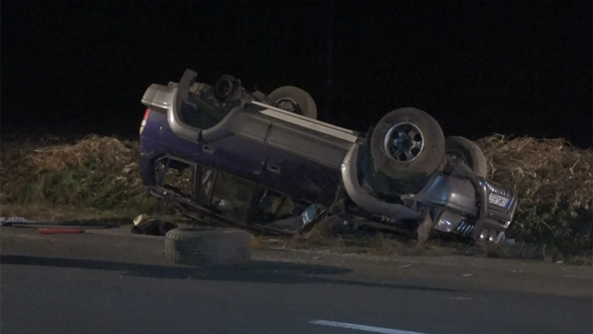 Nehoda medzi obcami Pozba a Podhájska, auto sa prevrátilo na strechu.