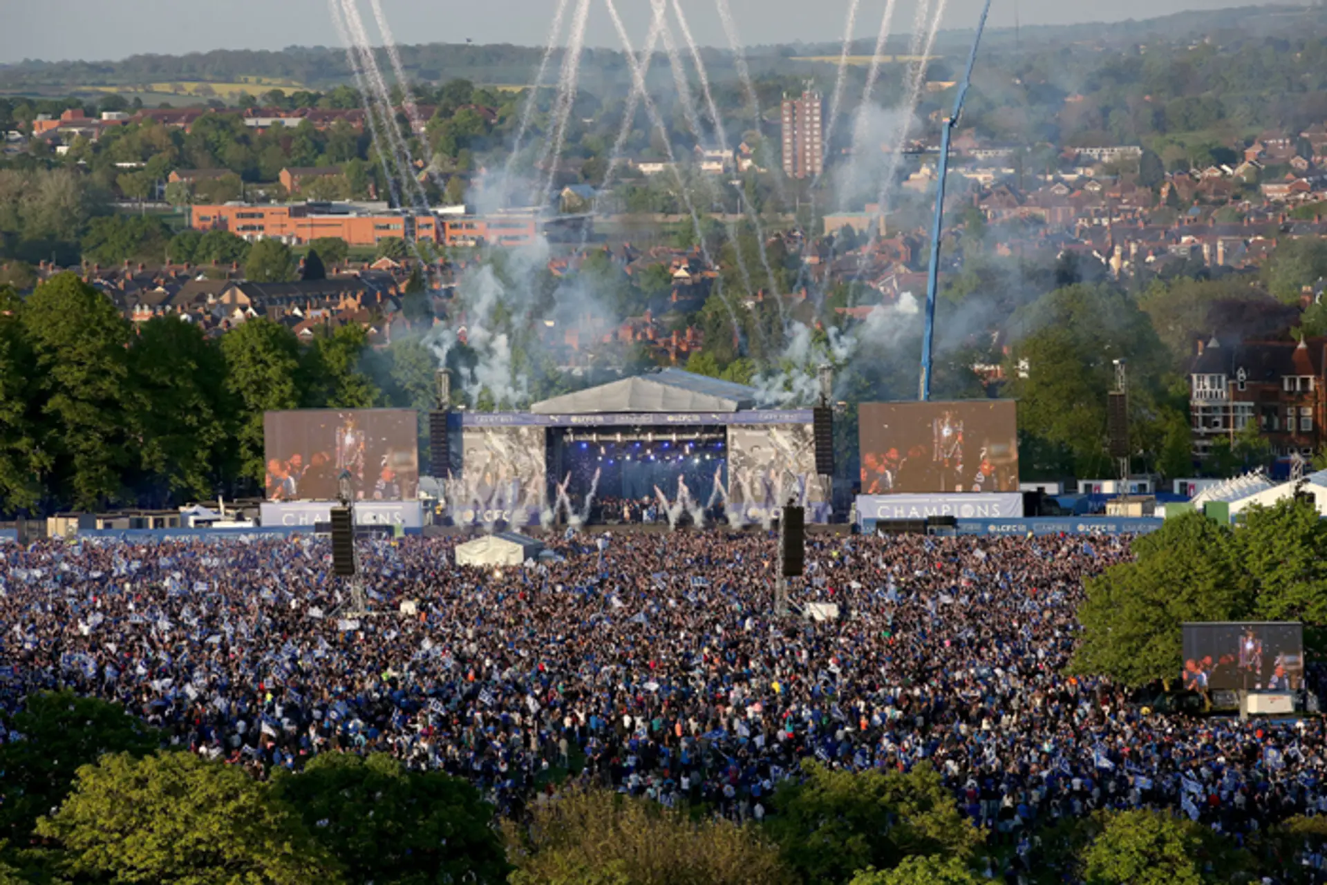 Fanúšikovia Leicester City oslavujú s futbalistami historický titul v anglickej futbalovej Premier League v mestskom parku Victo