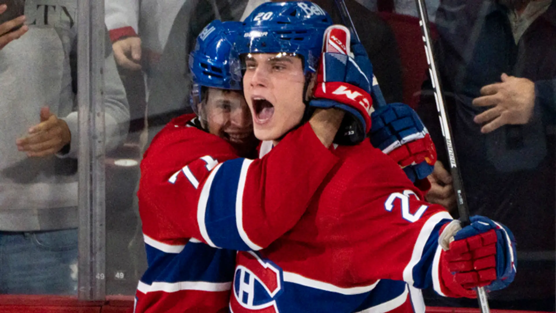 Juraj Slafkovský sa teší. V NHL dal prvý gól. 