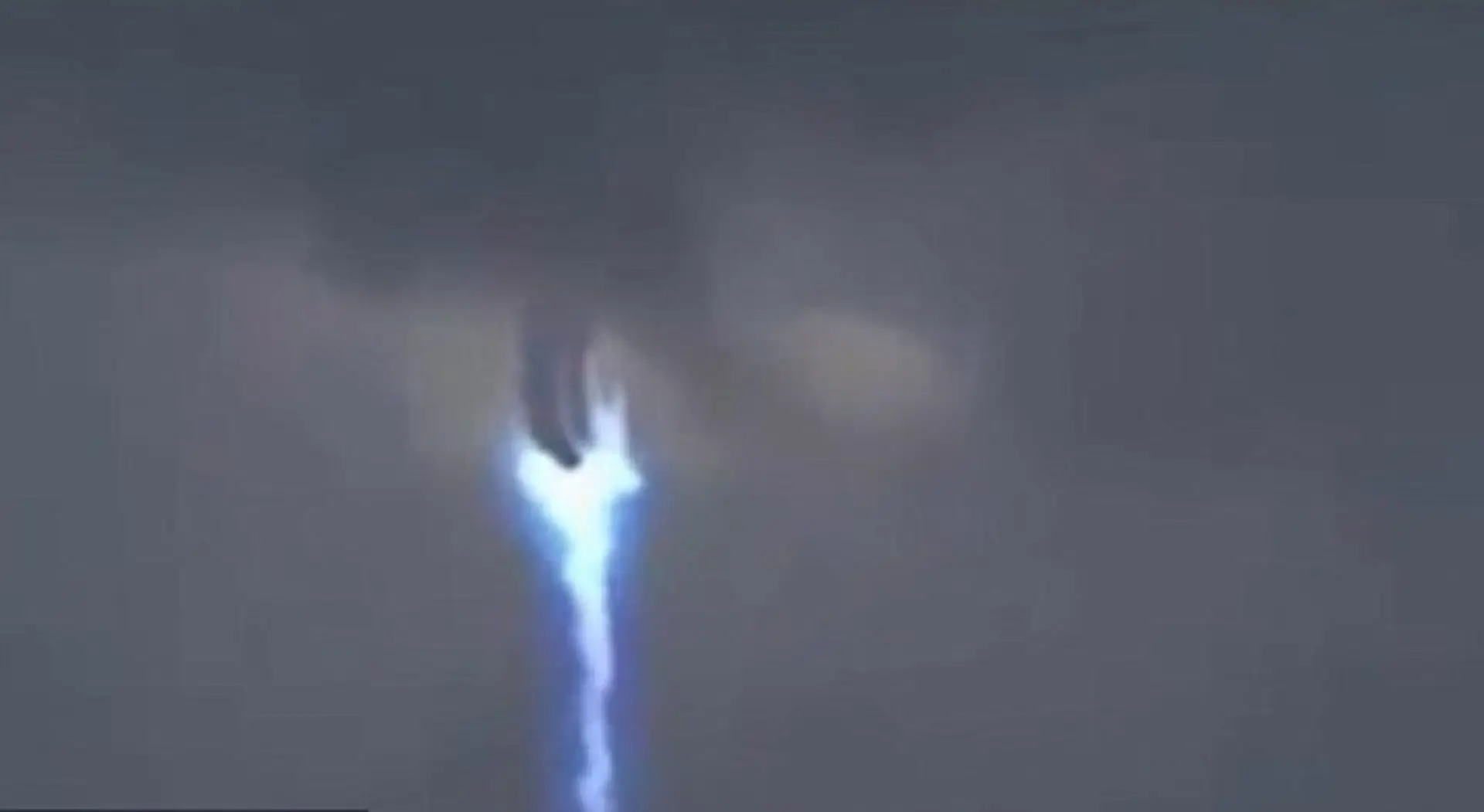 Ufo prechádza cez oblaky.