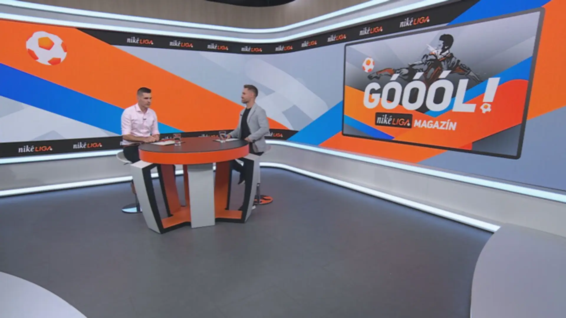 Moderátor Marián Tomčák a futbalový expert Stano Angelovič.