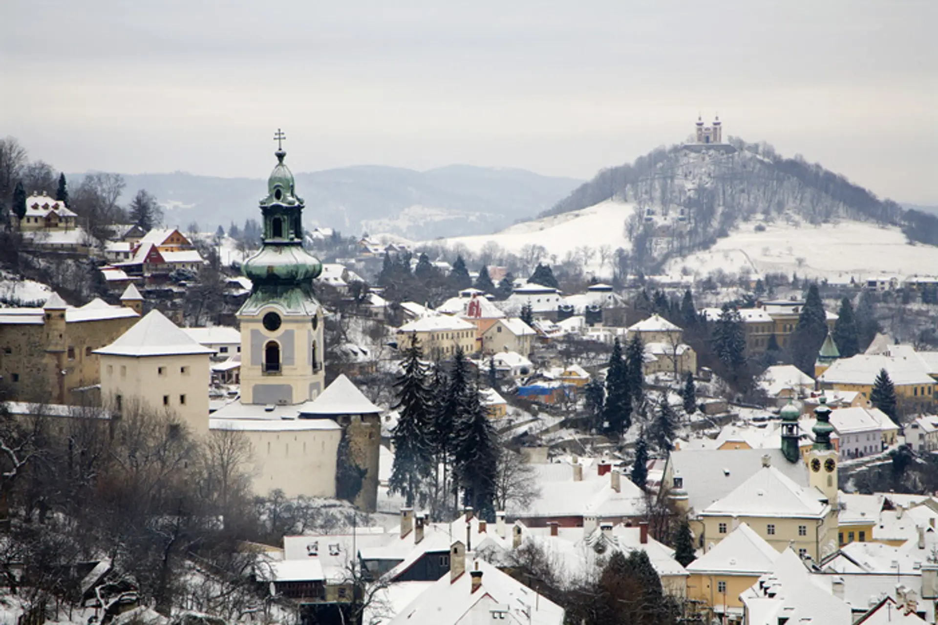 Pohľad na zasneženú Banskú Štiavnicu.