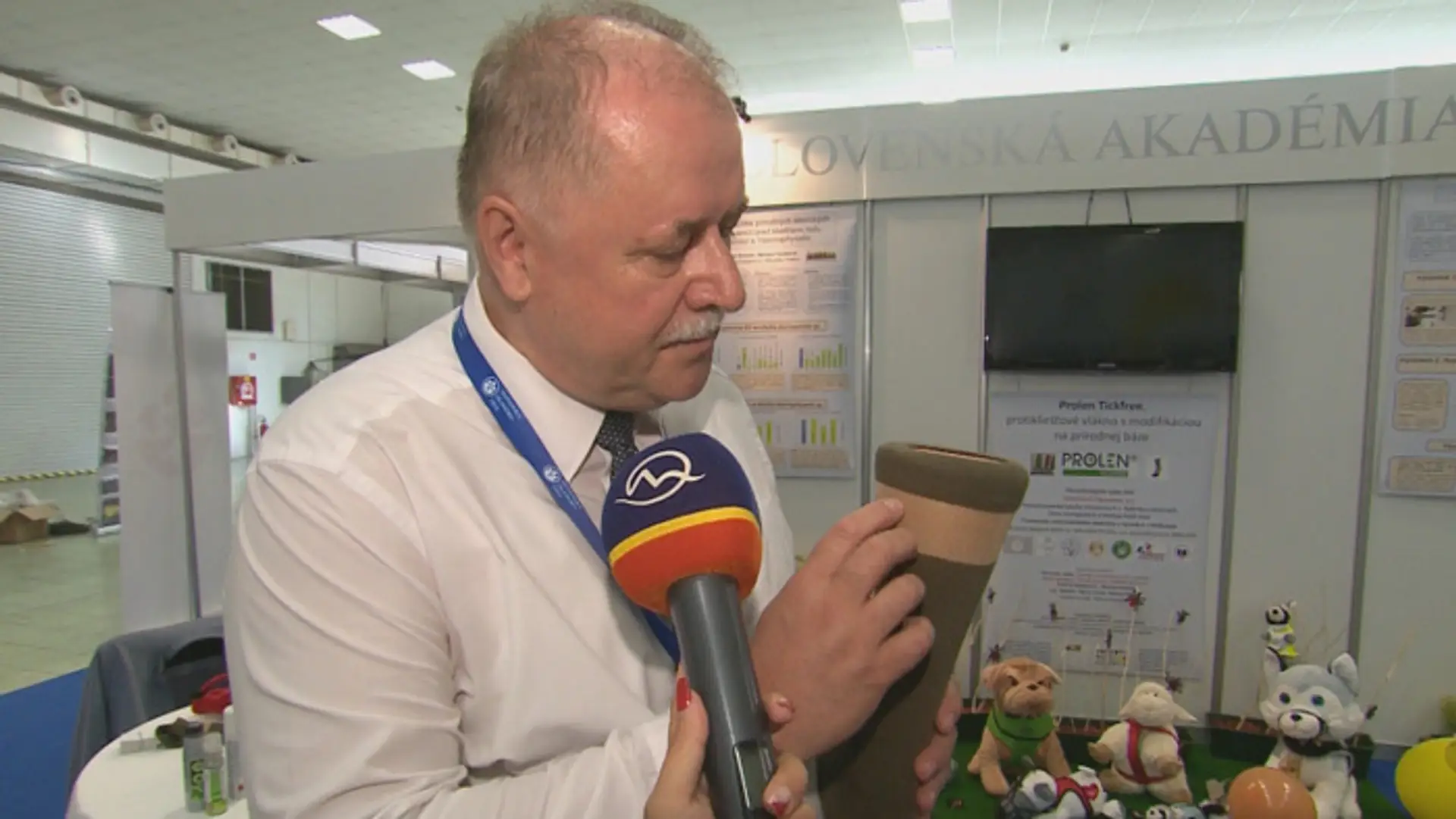 Branislav Peťko ukazuje protikliešťovú ponožku.
