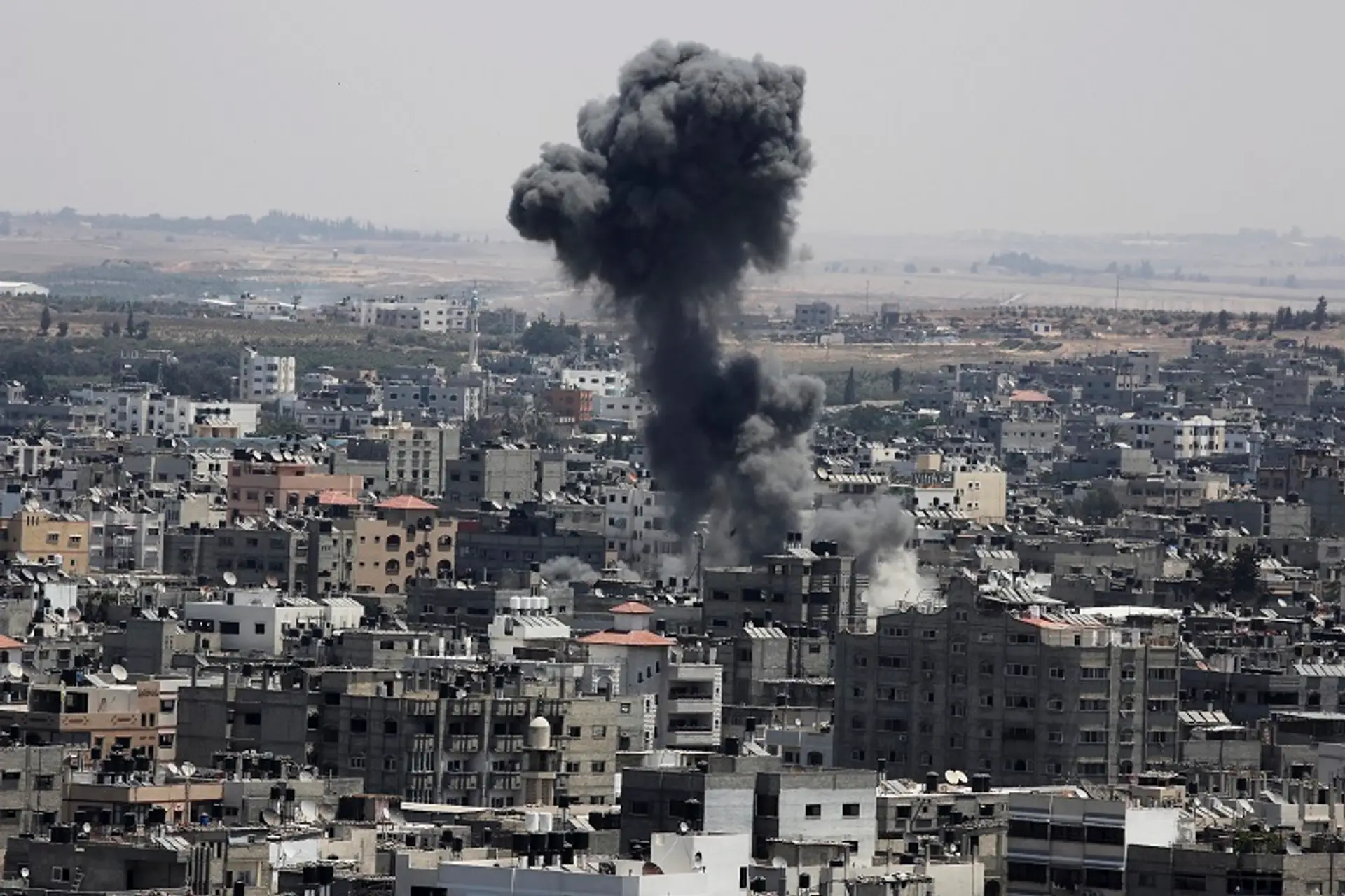 Dym stúpa po výbuchu izraelskej strely v meste Gaza v severnom pásme Gazy.jpg