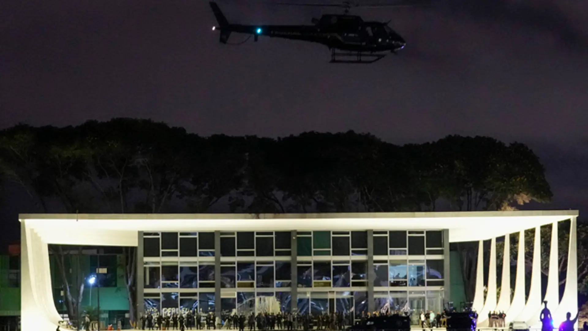 Bolsonarovi podporovatelia vnikli do budov Národného kongresu, Najvyššieho súdu i prezidentského paláca.