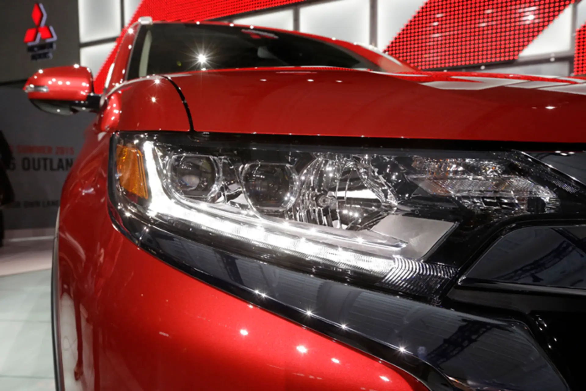 Na snímke čelné svetlá nového modelu automobilu Mitsubishi Outlander.