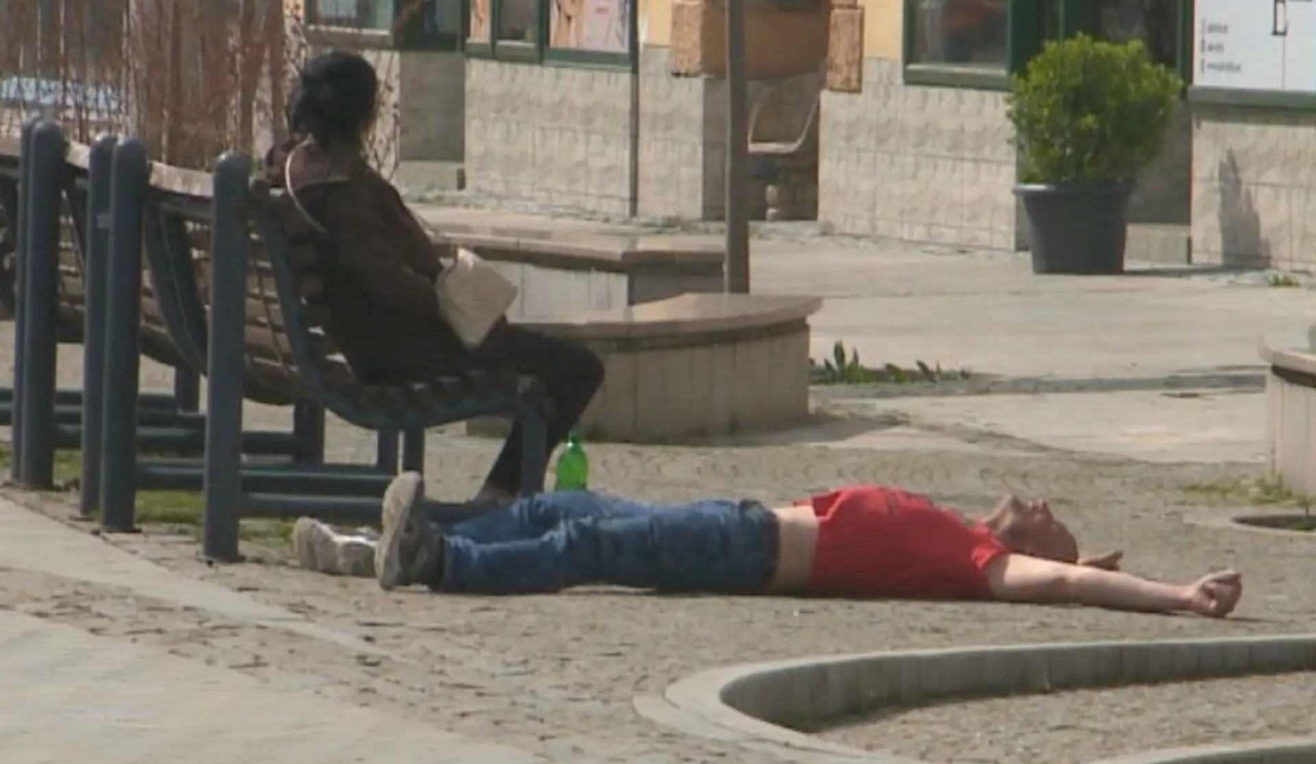 Muž leží na ulici
