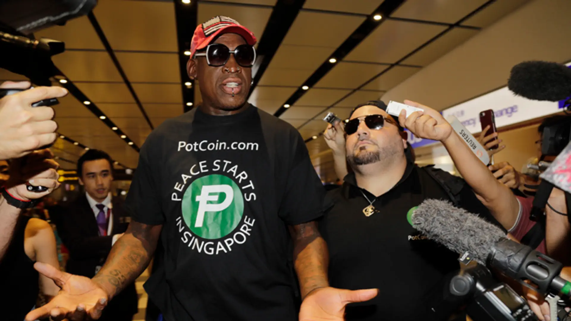 Bývalý hviezdny basketbalista NBA Dennis Rodman a Chris Volo (vpravo).