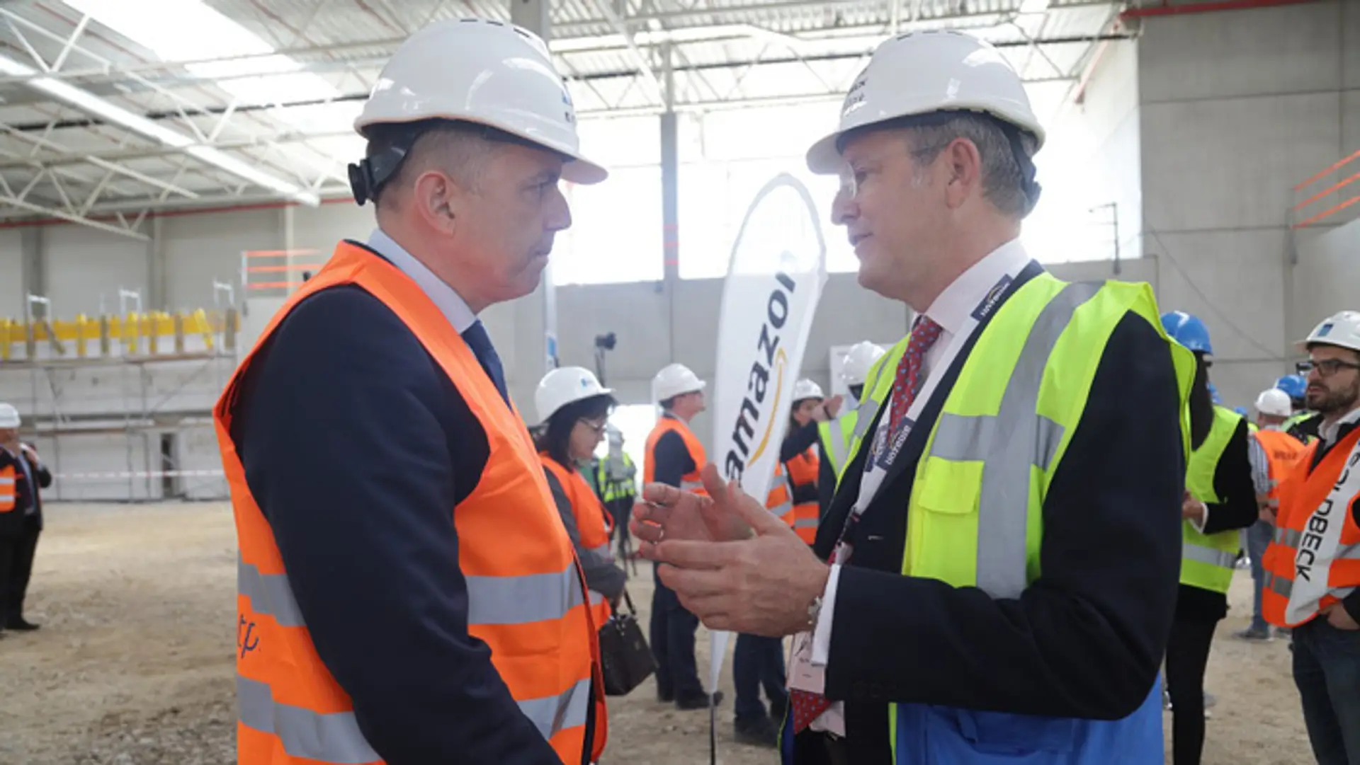 Minister financií Peter Kažimír a viceprezident Amazon EU Customer Fulfillment Roy Perticucci.