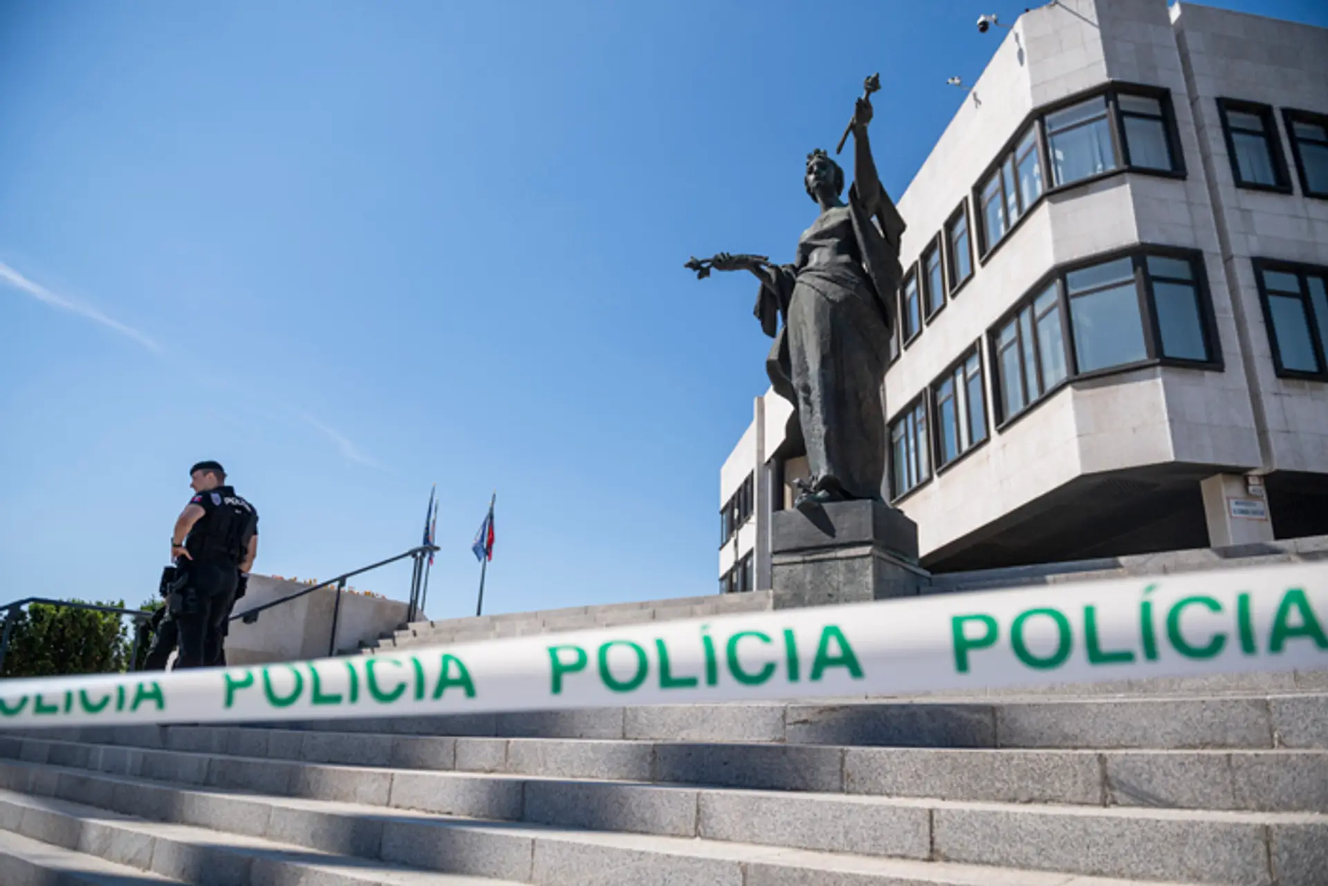 Polícia prehľadáva budovu parlamentu, kde nahlásili bombu.