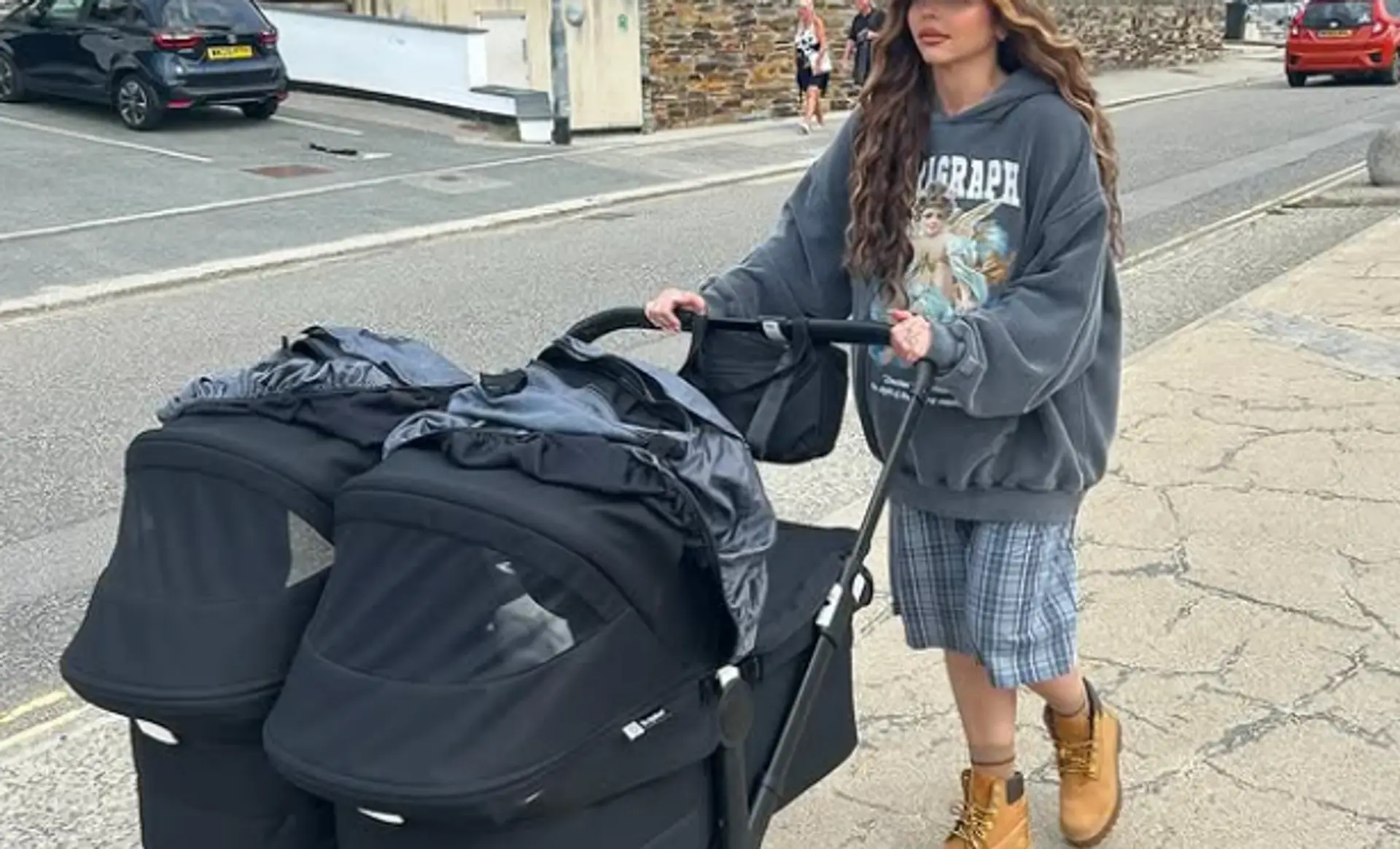 Jesy Nelson s dvojičkami