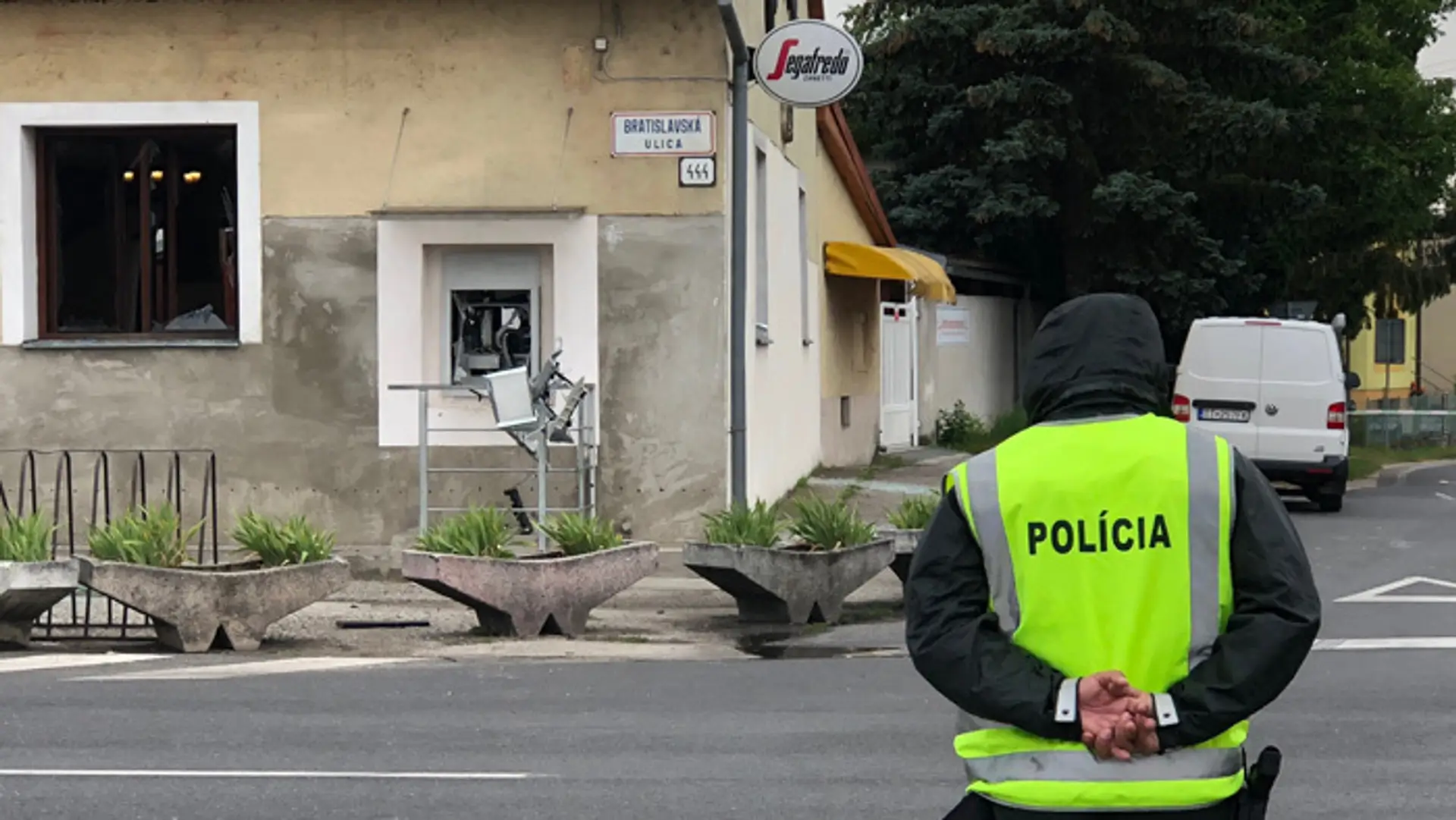 Vytrhnutý bankomat v obci Borský Mikuláš.
