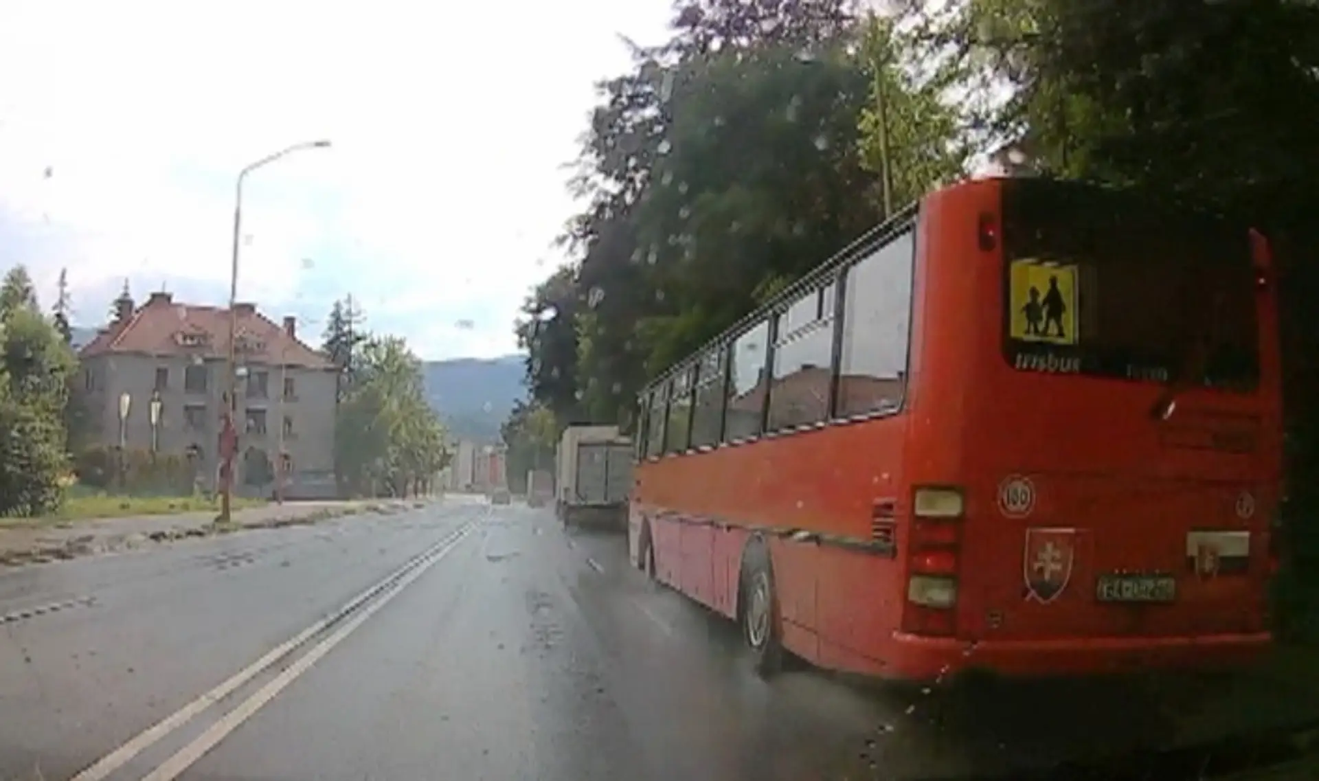 Autobus s deťmi nebezpečne obiehal auto.