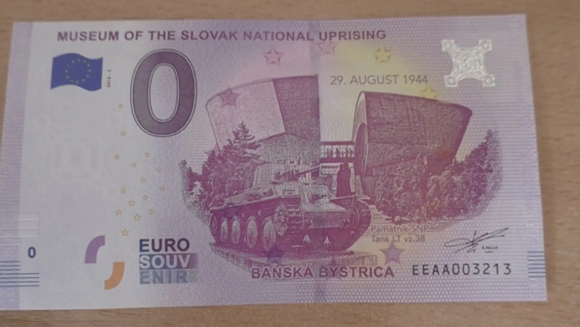 Nulová eurobankovka s Múzeom SNP.