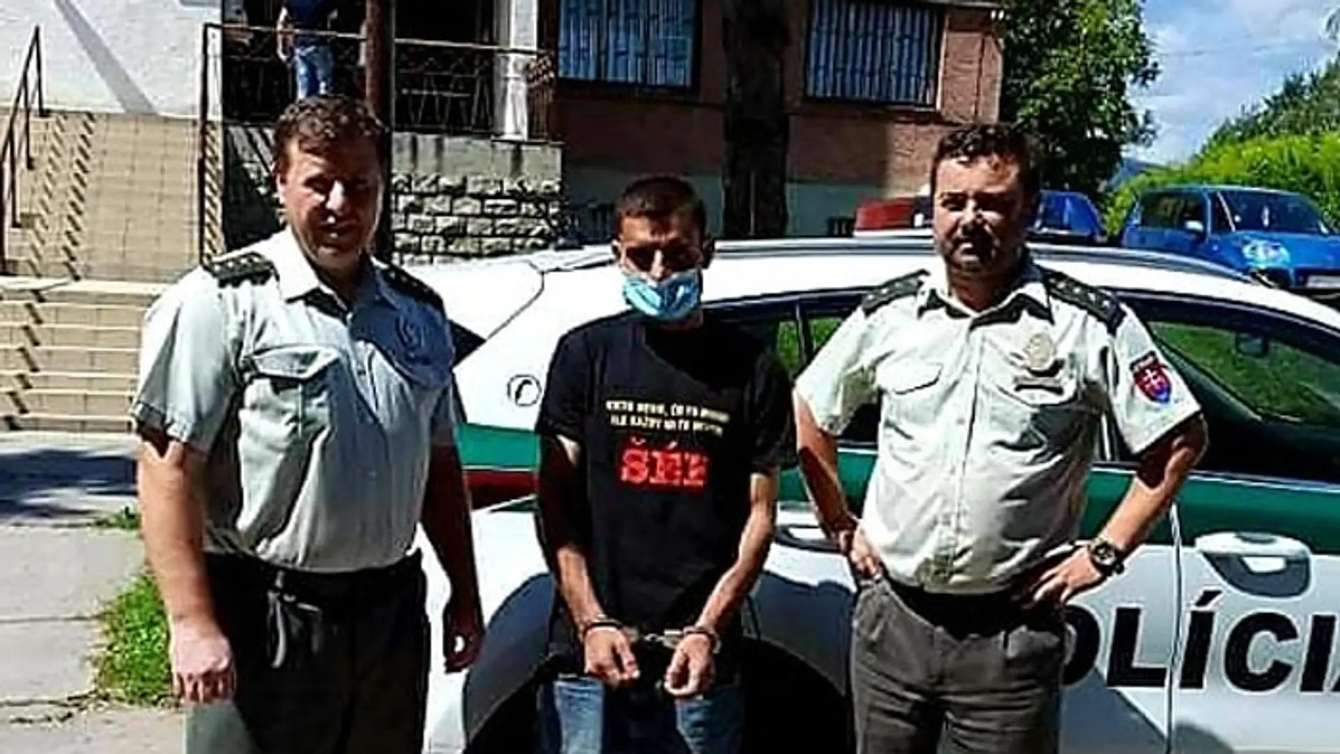 Ozbrojení policajti blokujú demonštrantov počas masového zhromaždenia po prezidentských voľbách 11. augusta 2020 v Minsku.