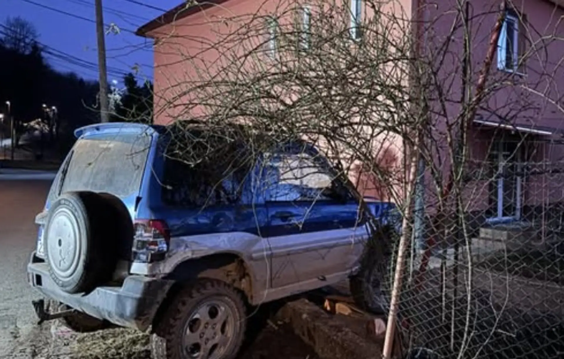 Na snímke auto v plote, s ktorým havaroval primátor Revúcej.