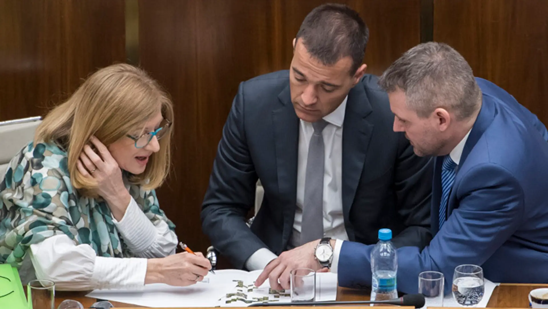 Ministerka pôdohospodárstva Gabriela Matečná, minister vnútra Tomáš Drucker a premiér Peter Pellegrini.