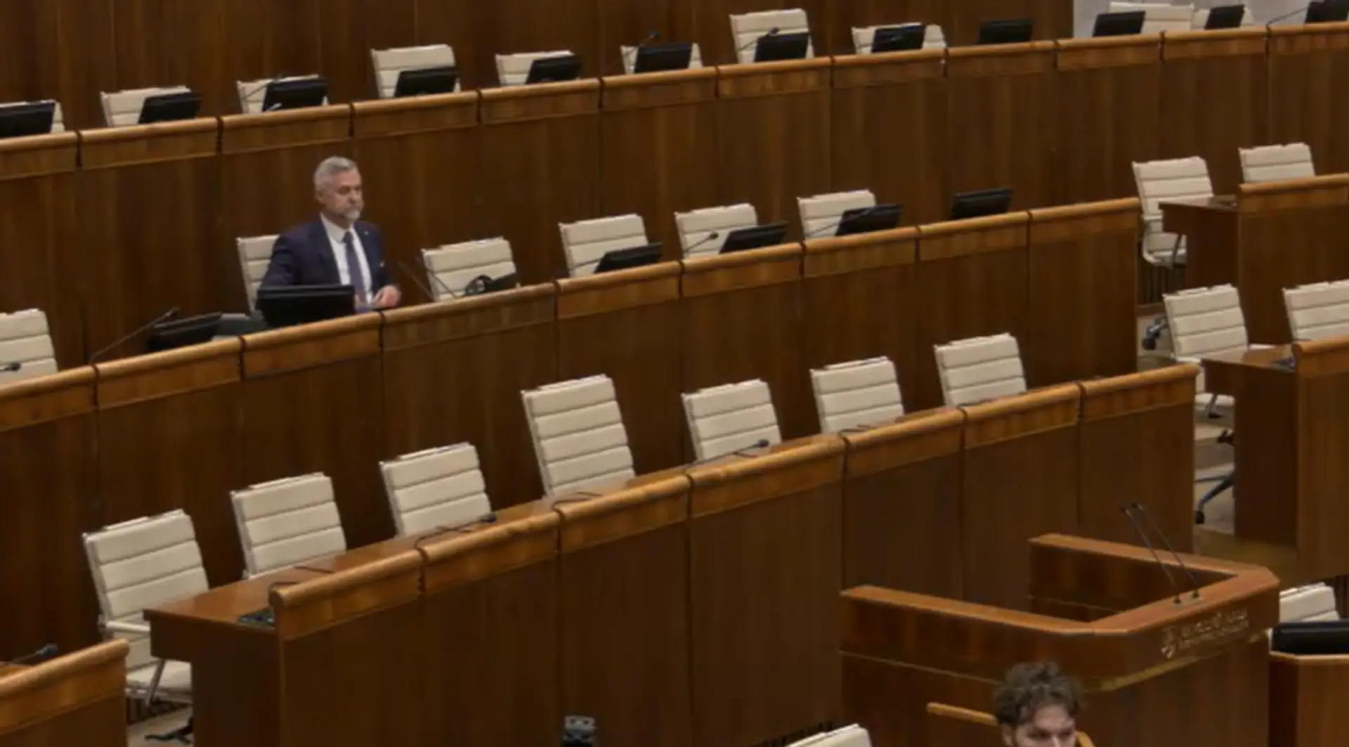 Na snímke predsedajúci NRSR Tibor Gašpar počas pokusu o otvorenie mimoriadnej schôdze.