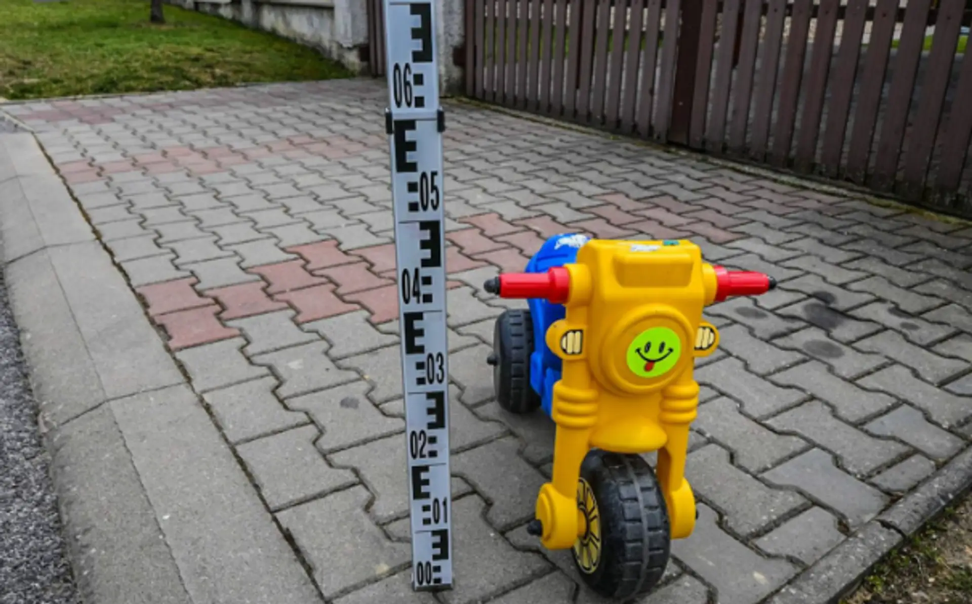 Na snímke odrážadlo, na ktorom sedelo dieťa, ktoré zrazilo auto.