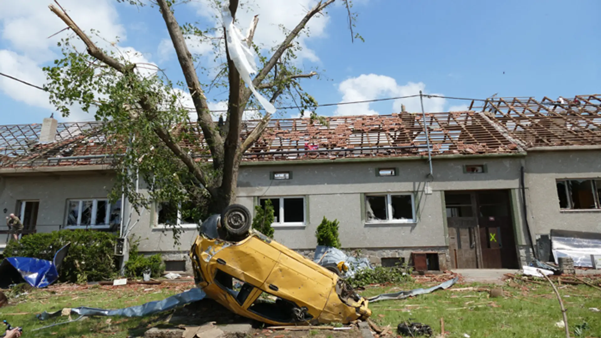 Materiálne škody po tornáde v obci Moravská Nová Ves v Juhomoravskom kraji (25. júna 2021)