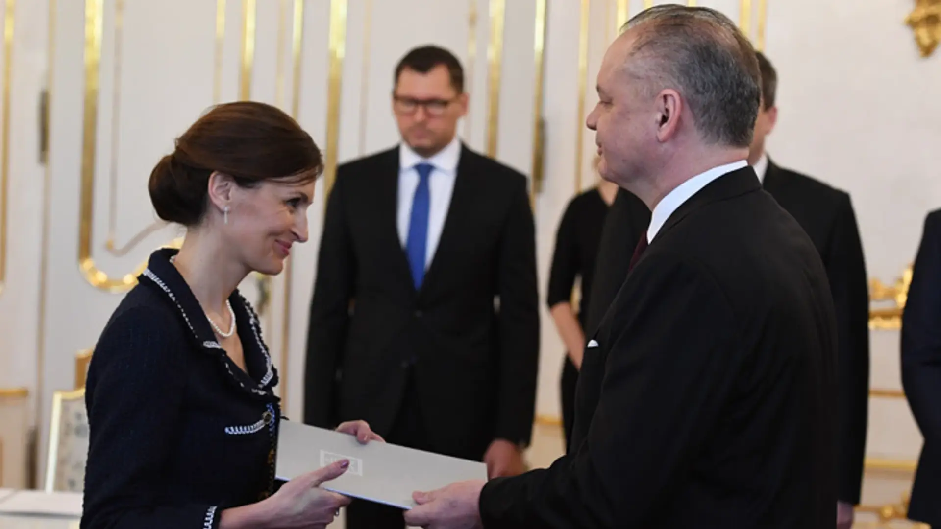 Ministerka zdravotníctva Andrea Kalavská si od prezidenta preberá menovací dekrét.