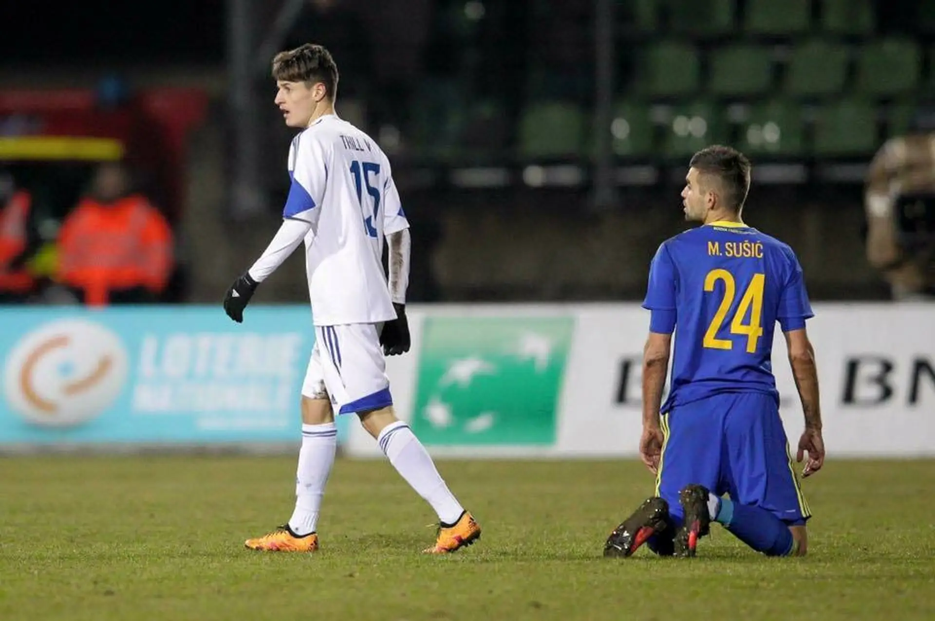 Vincent Thill (v bielom) počas duelu Luxemburska a Bosny a Hercegoviny.