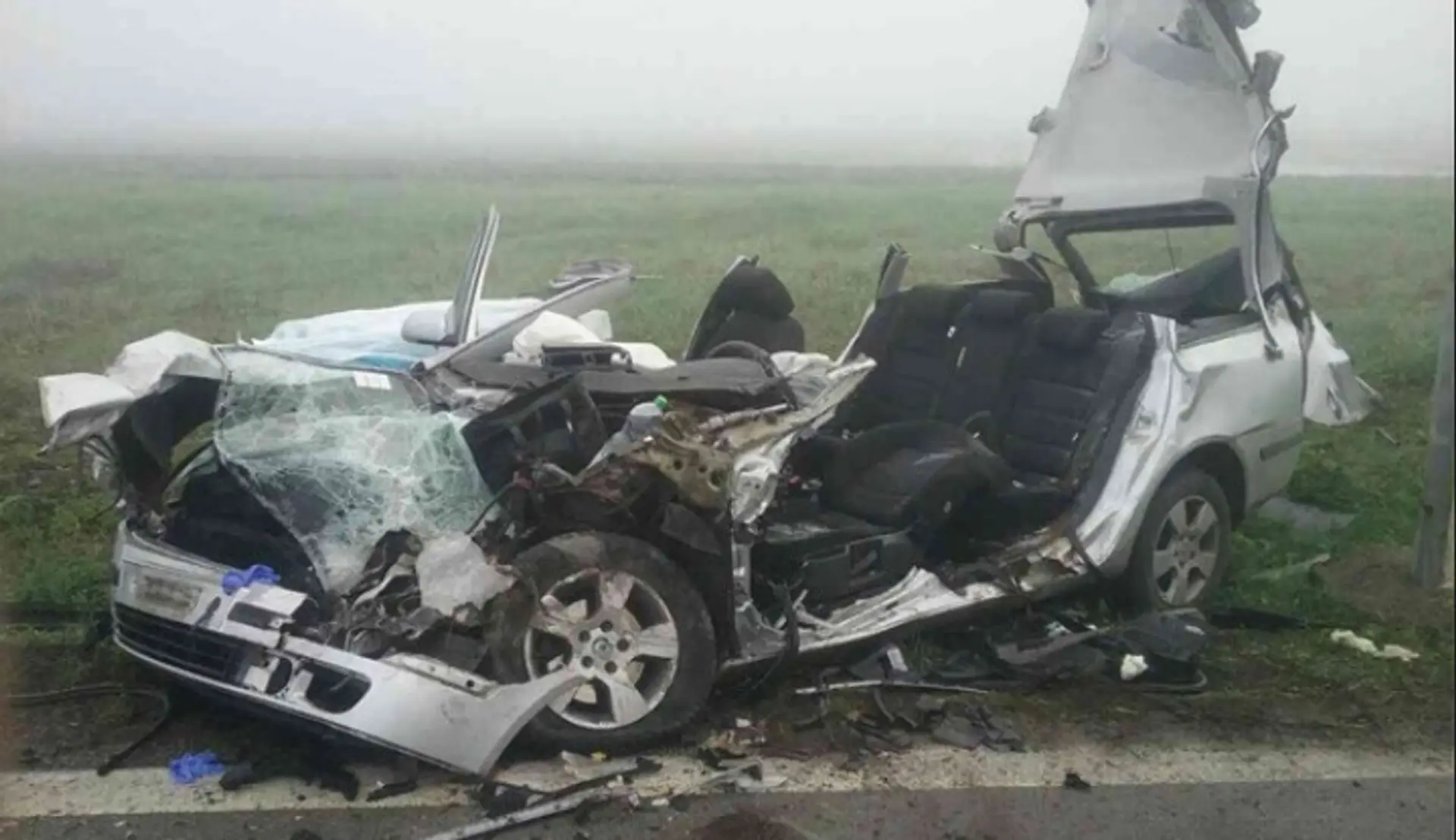 Auto po zrážke s vlakom v Rimavskej Sobote.