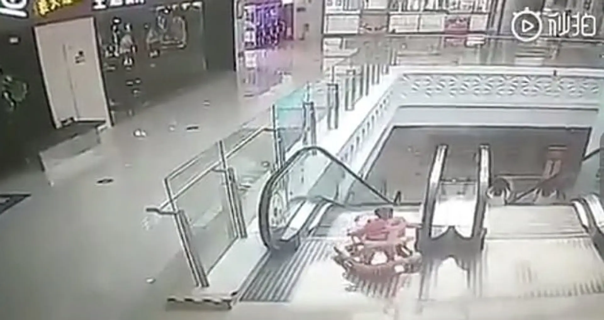Dojča na eskalátore v čínskom nákupnom centre