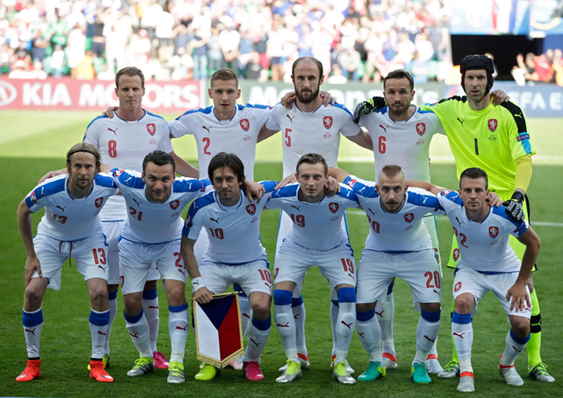 Základná jedenástka českej reprezentácie pózuje pred začiatkom zápasu ME proti Chorvátsku.