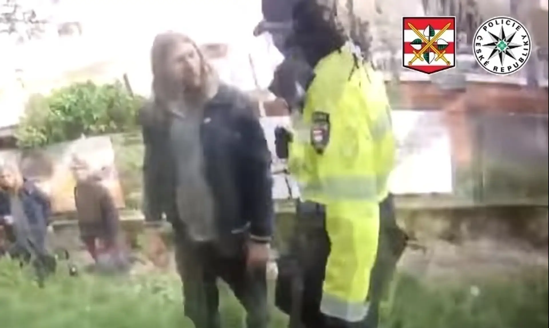 Mestská policajtka konfrontuje muža, ktorý močil na verejnosti.