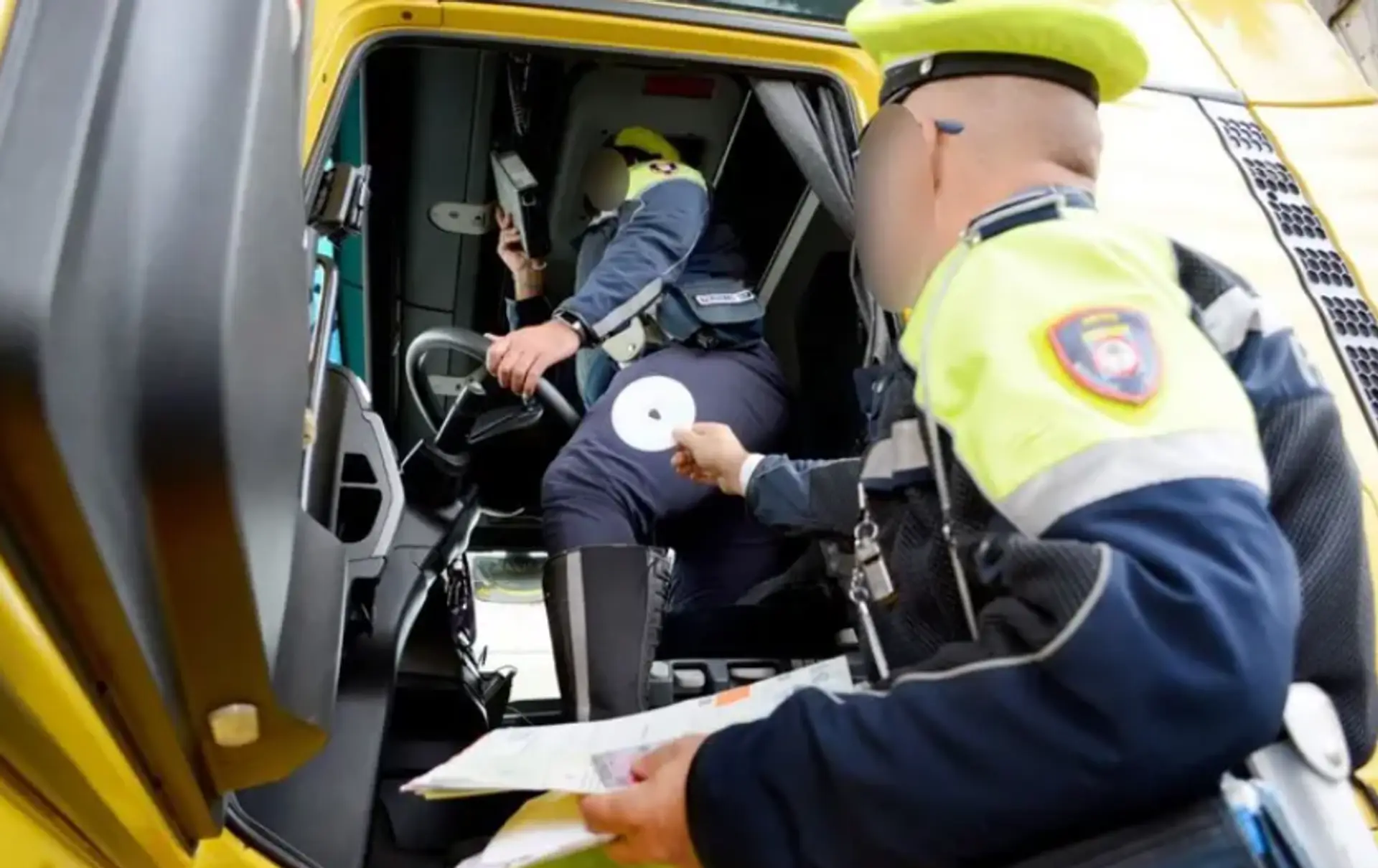 Talianski policajti zastavili vodiča.