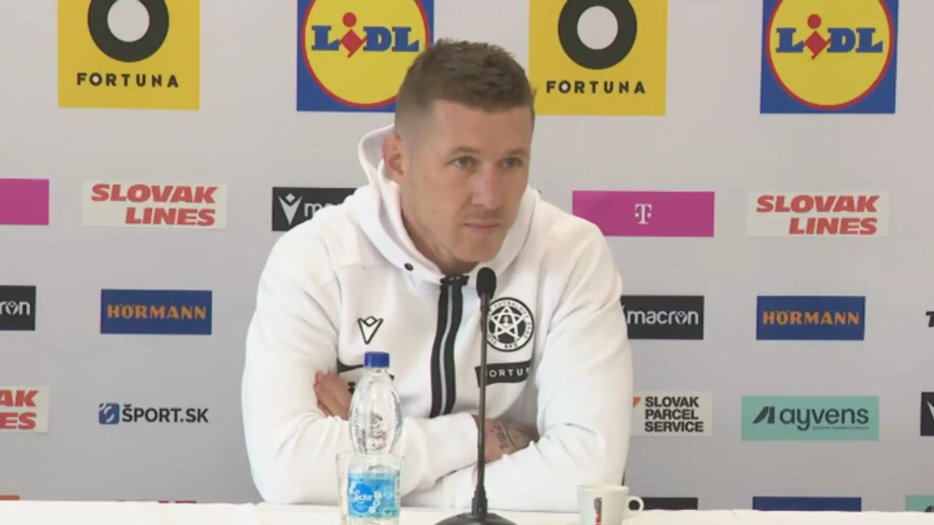 Juraj Kucka na tlačovej konferencii.