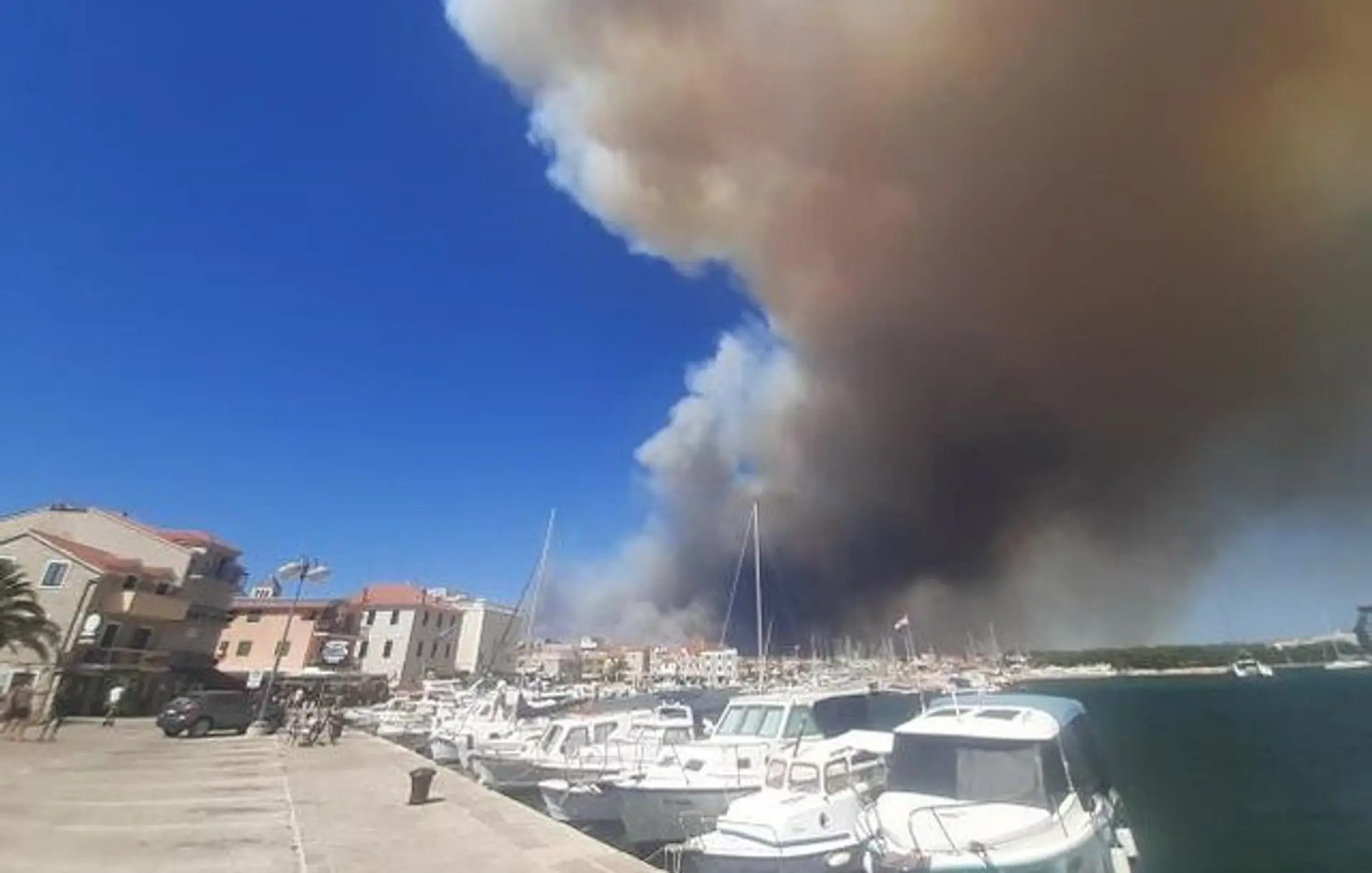 Požiar v Chorvátsku viditeľný z mesta Vodice