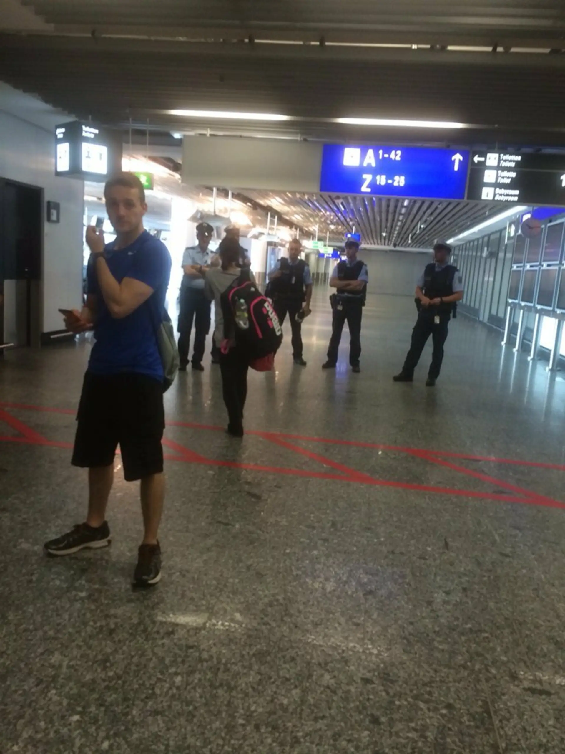Polícia uzatvára terminál.jpg