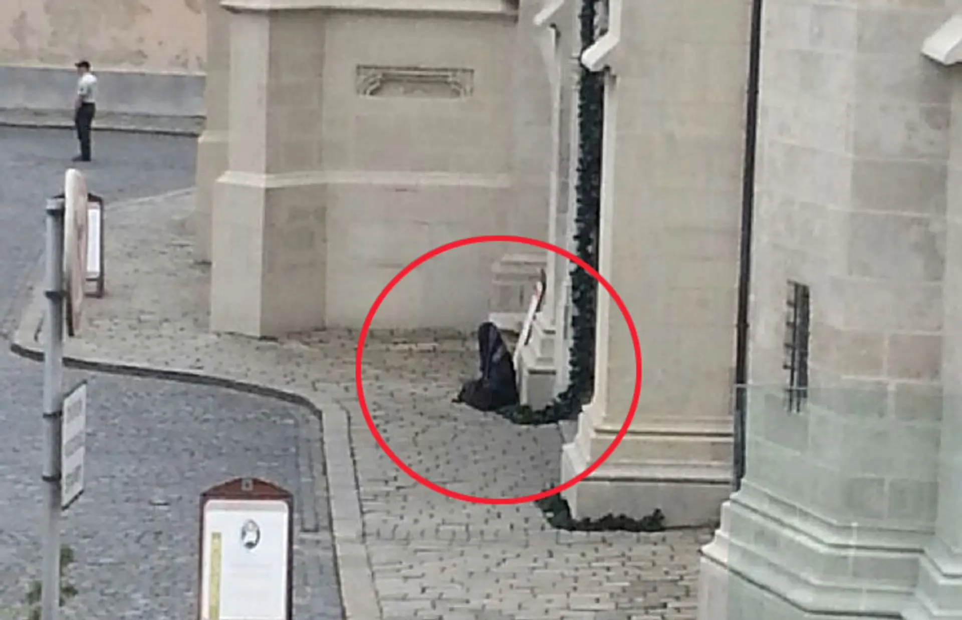 Pri Dóme sv. Martina našli maketu moslimky so samopalom.