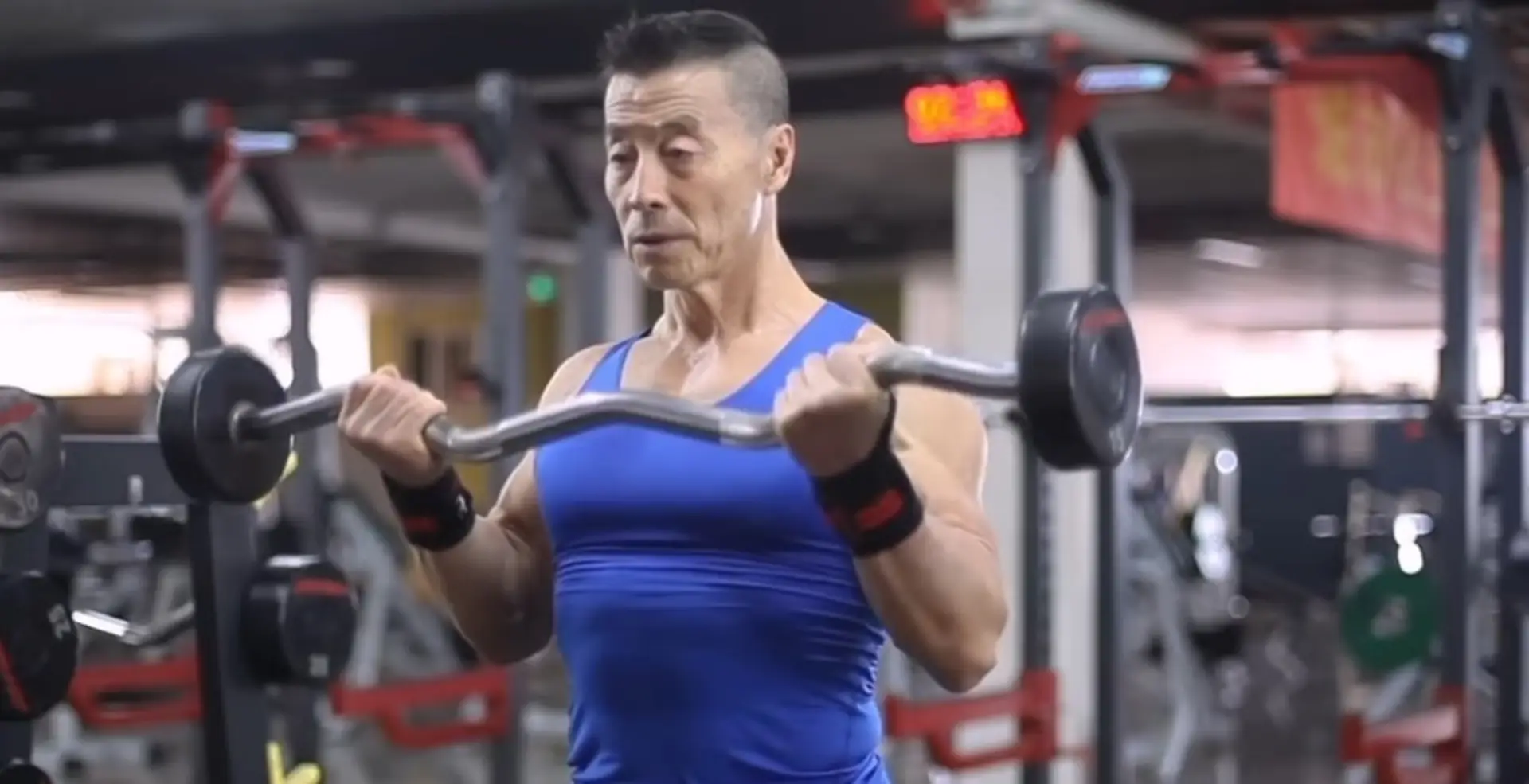 Bodybuilder počas cvičenia.