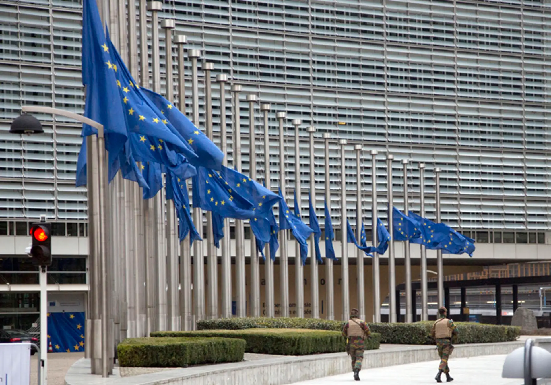 Vlajky Európskej únie vejú na pol žrde pred budovou Európskej komisie po výbuchoch v Bruseli.