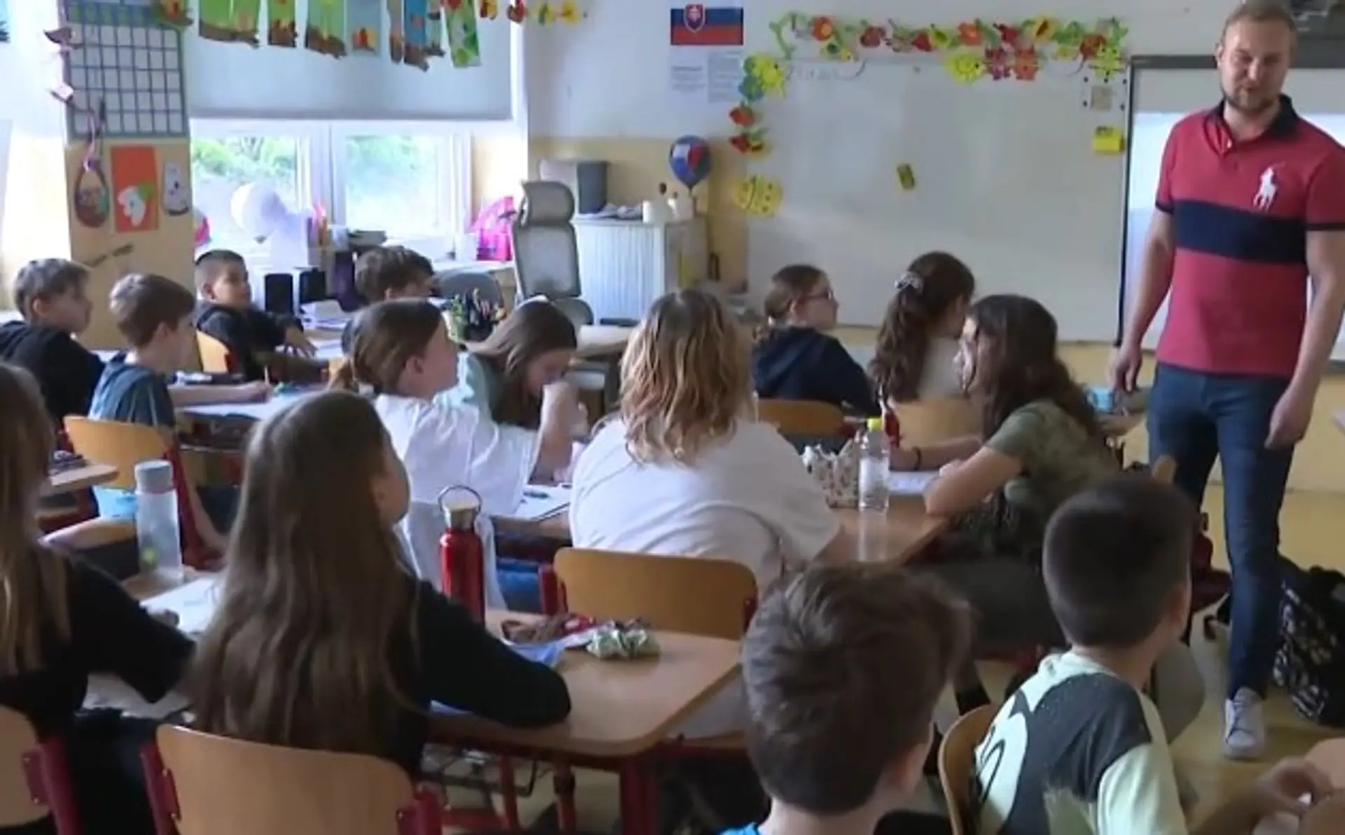 Na snímke učiteľ počas vyučovania v triede.