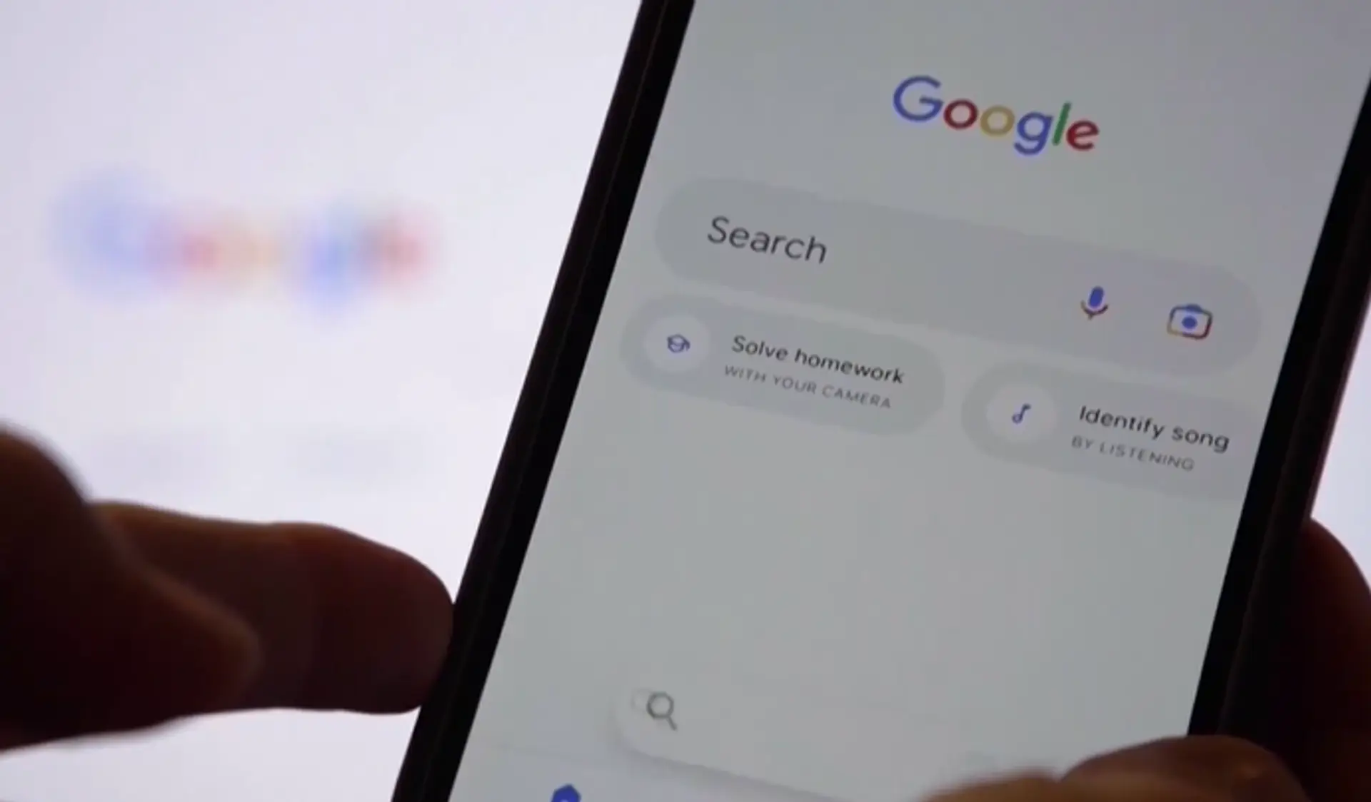 Na snímke telefón, ktorý má otvorený vyhľadávač Google.