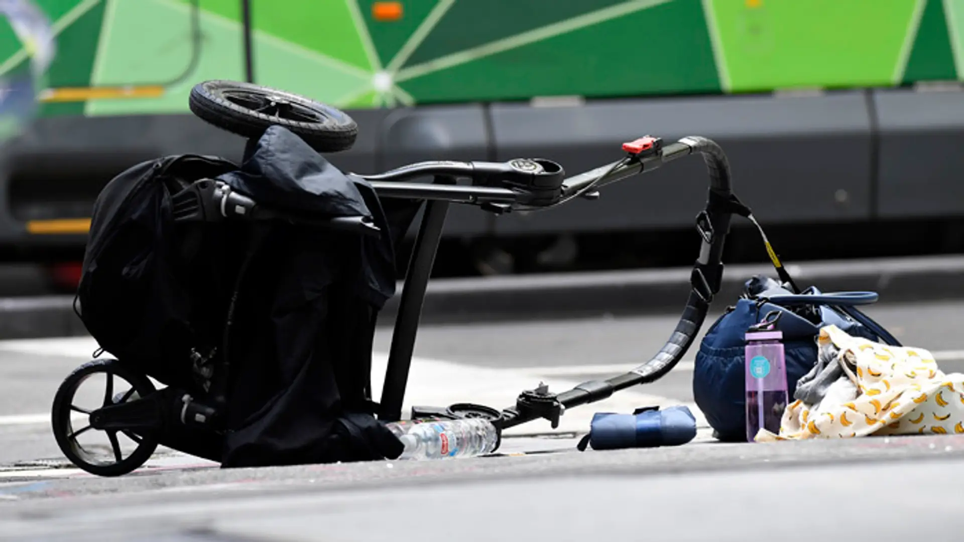 Auto vrazilo do davu ľudí, žena hľadala bábätko.