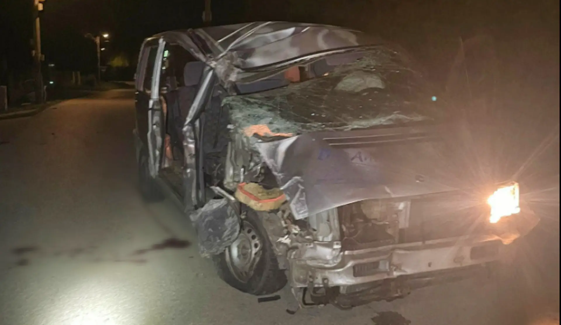 Auto po havárii, v ktorom vodič nechal dve deti