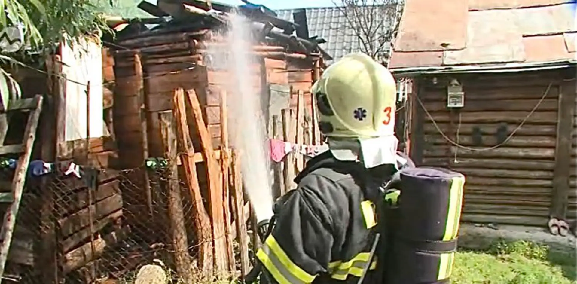 Chlapec podpálil chatrč. Rodina prišla o strechu nad hlavou. 