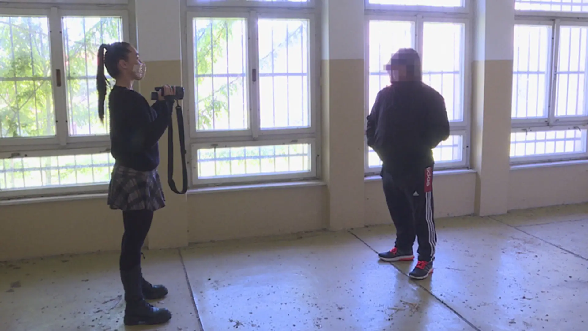 Reportérka Kristína Kövešová s dílerom, ktorý je poskytol spoveď.