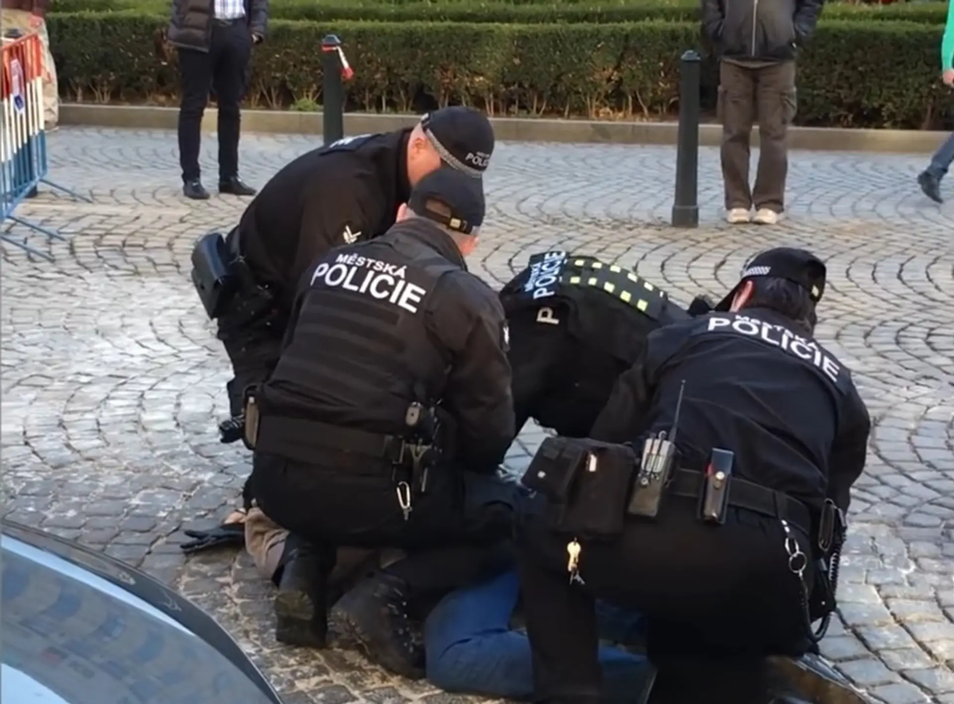 Českí policajti spútali muža v Prahe